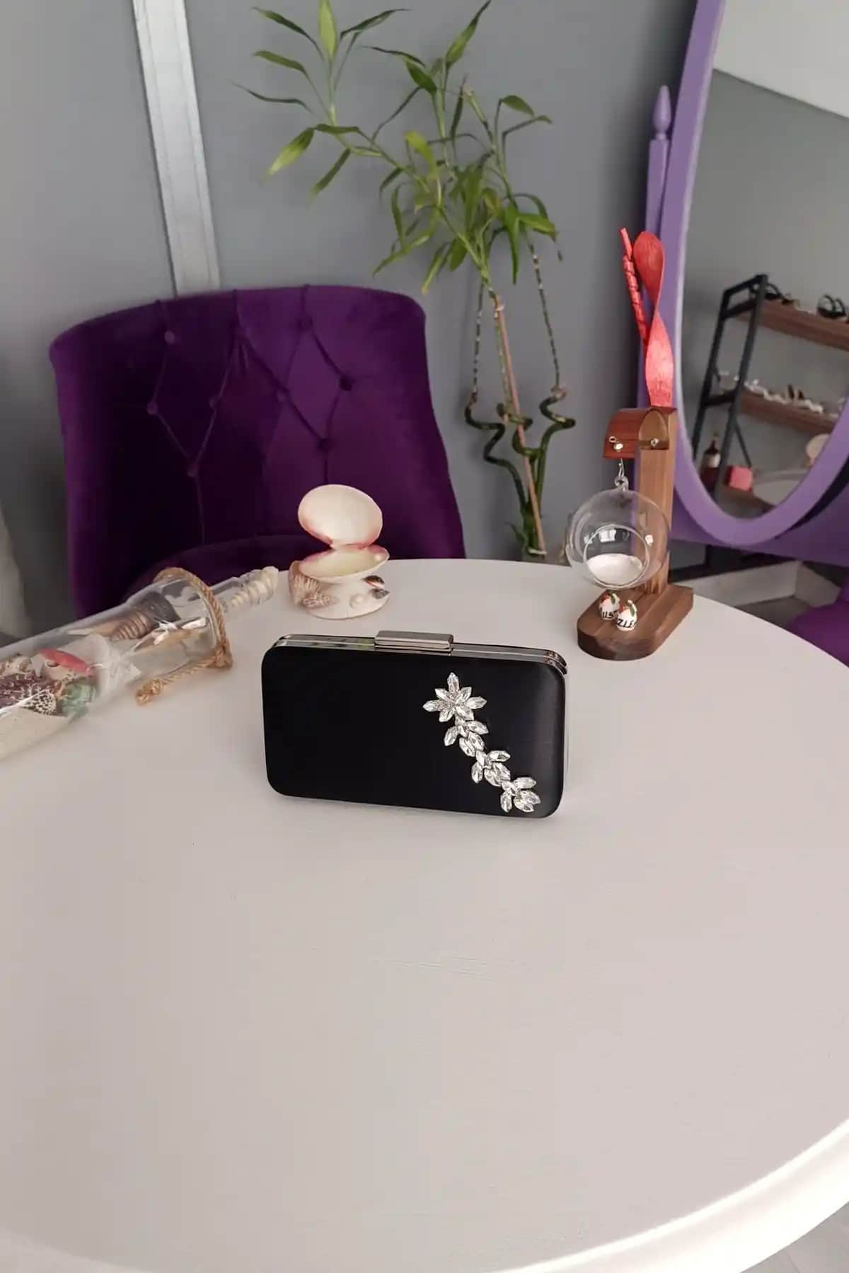 Genel Markalar Siyah Saten Abiye Yıl<dı>z Taşlı Portföy Kutu Çanta Özellikleri ve Kullanım İpuçları