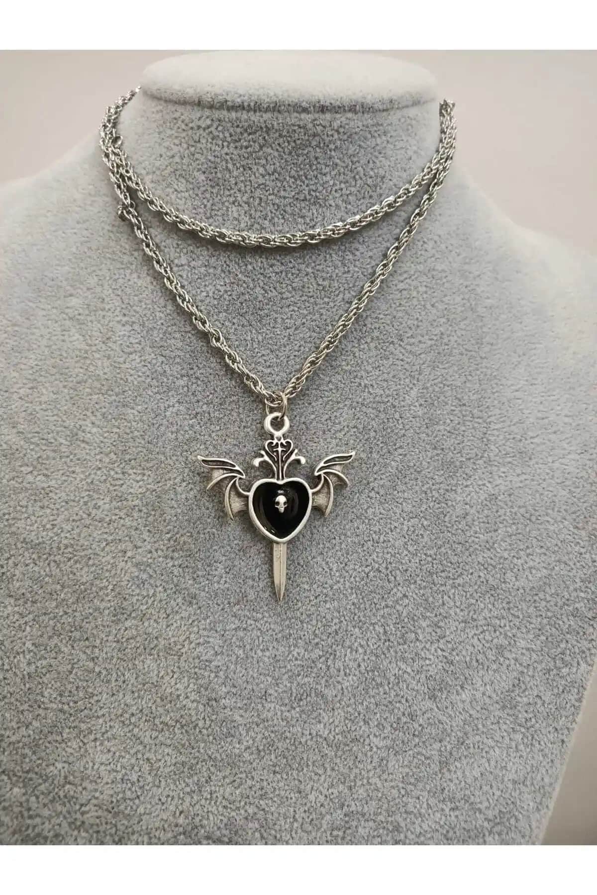 Gotik Tarzın Modern Yansıması: Yarasa Kanat ve Kılıç Detaylı Siyah Kolye