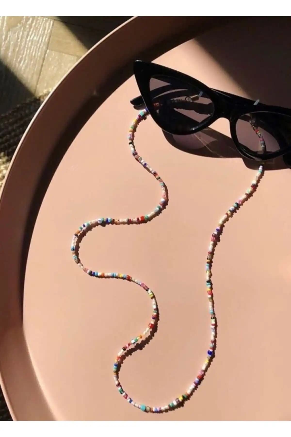 Gözlük Askısı Seçimi: Pearl Beads ve Rosalinda Koleksiyonunun Karşılaştırması 1