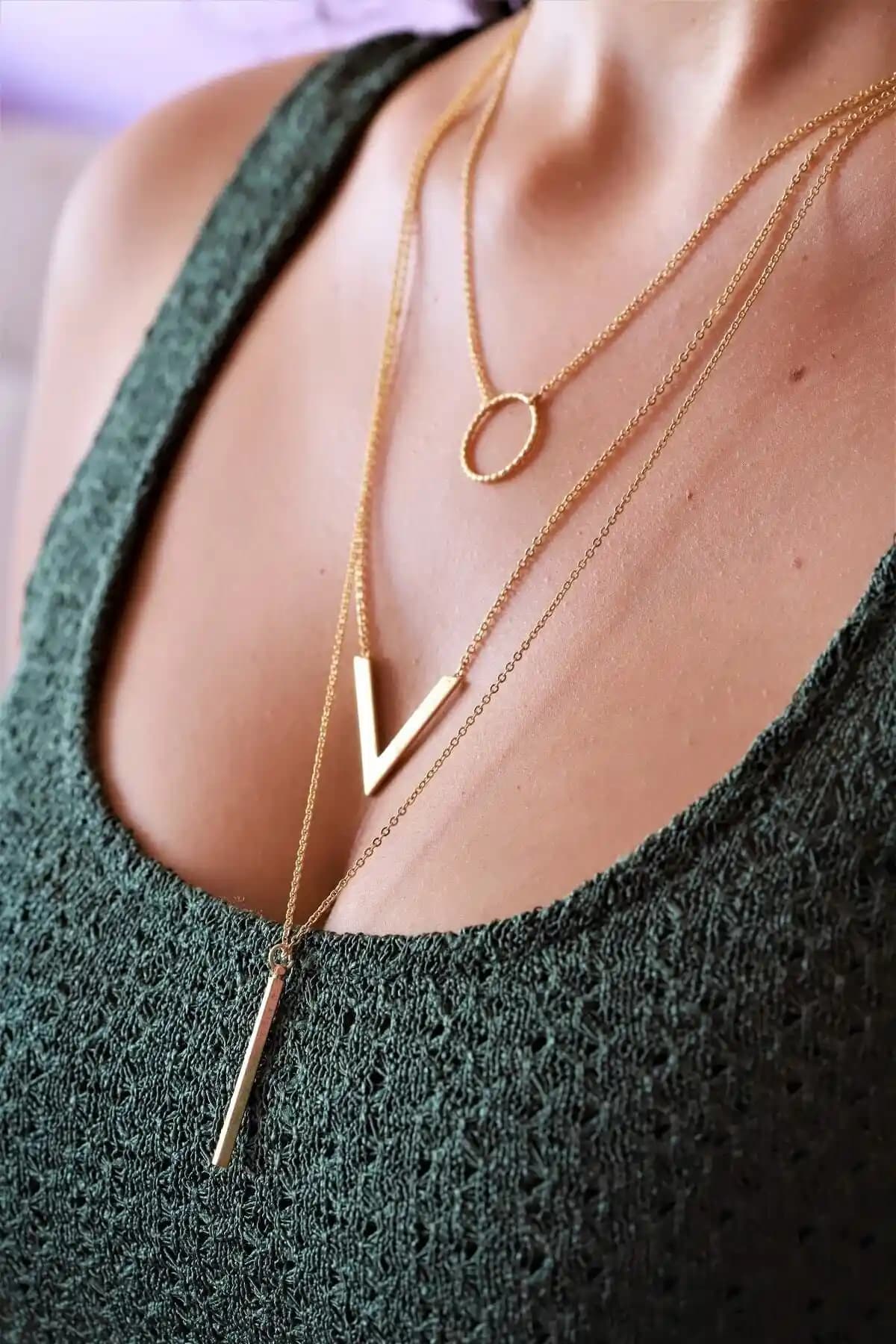 Halka V Çubuk Detay Uzun Altın Kolye: Zarif ve Modern Kadın Aksesuarı