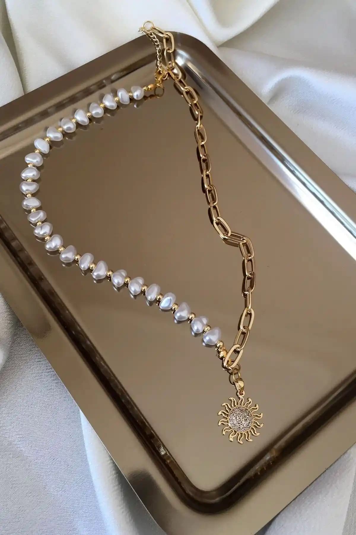 Histakı Ayarlanabilir İncili Güneş Uçlu Kolye: Zarif ve Modern Tasarım Özellikleri