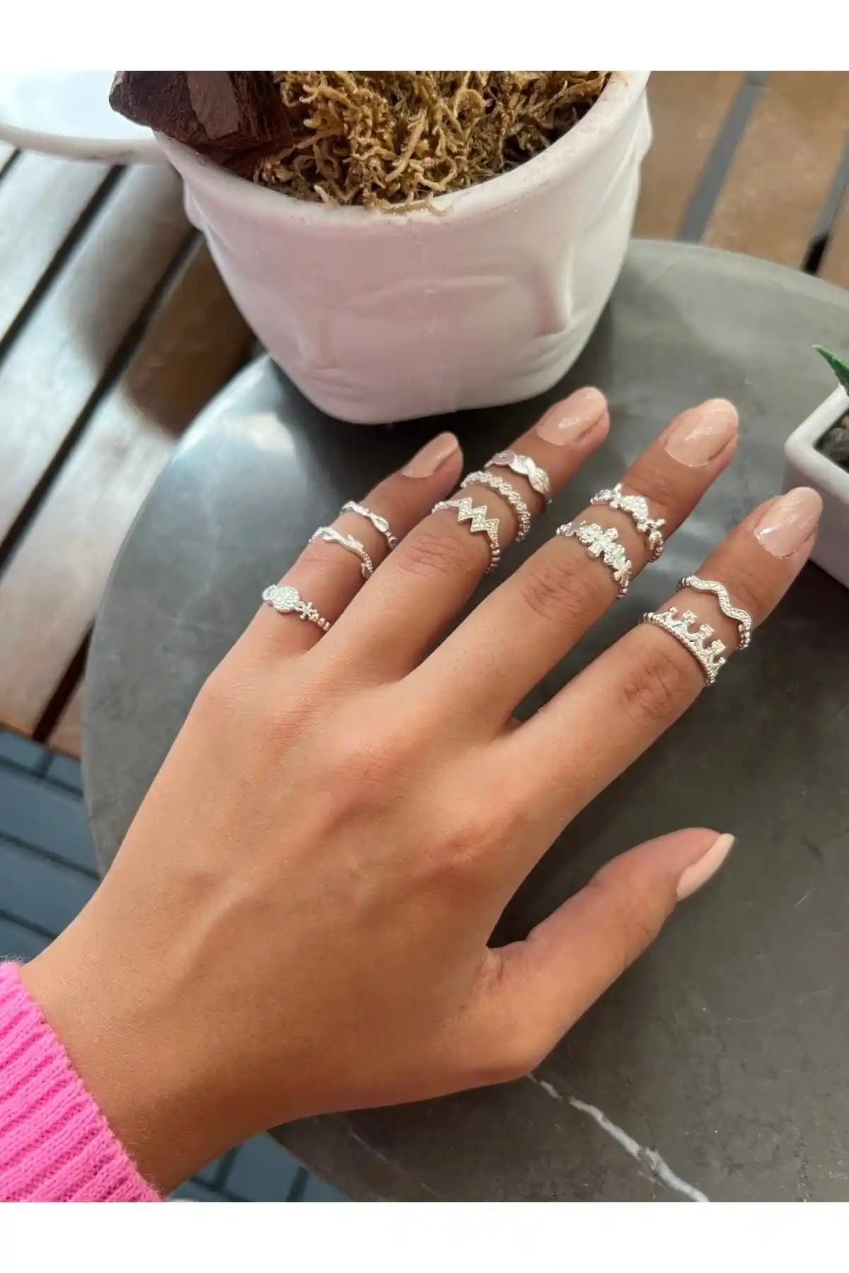 Jack Ferrero Renkli Eklem Yüzükleri Seti ile Tarzınızı Yansıtın ve Şıklığa Katkıda Bulunun