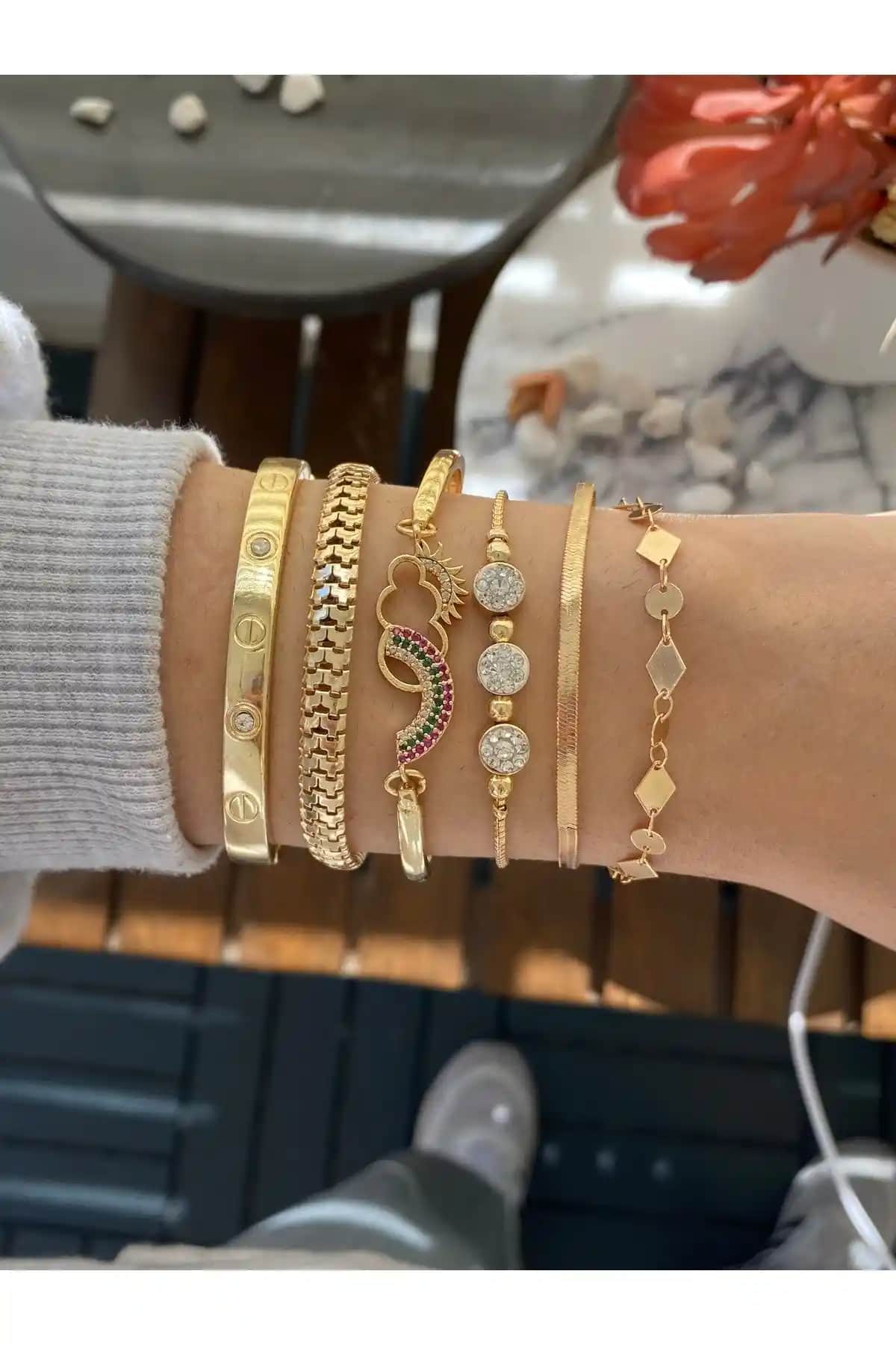 Jenny Daphne Kadın Altın Kaplama Bileklik Seti Modern ve Şık Tasarımlarla Dolabınıza Renk Katıyor