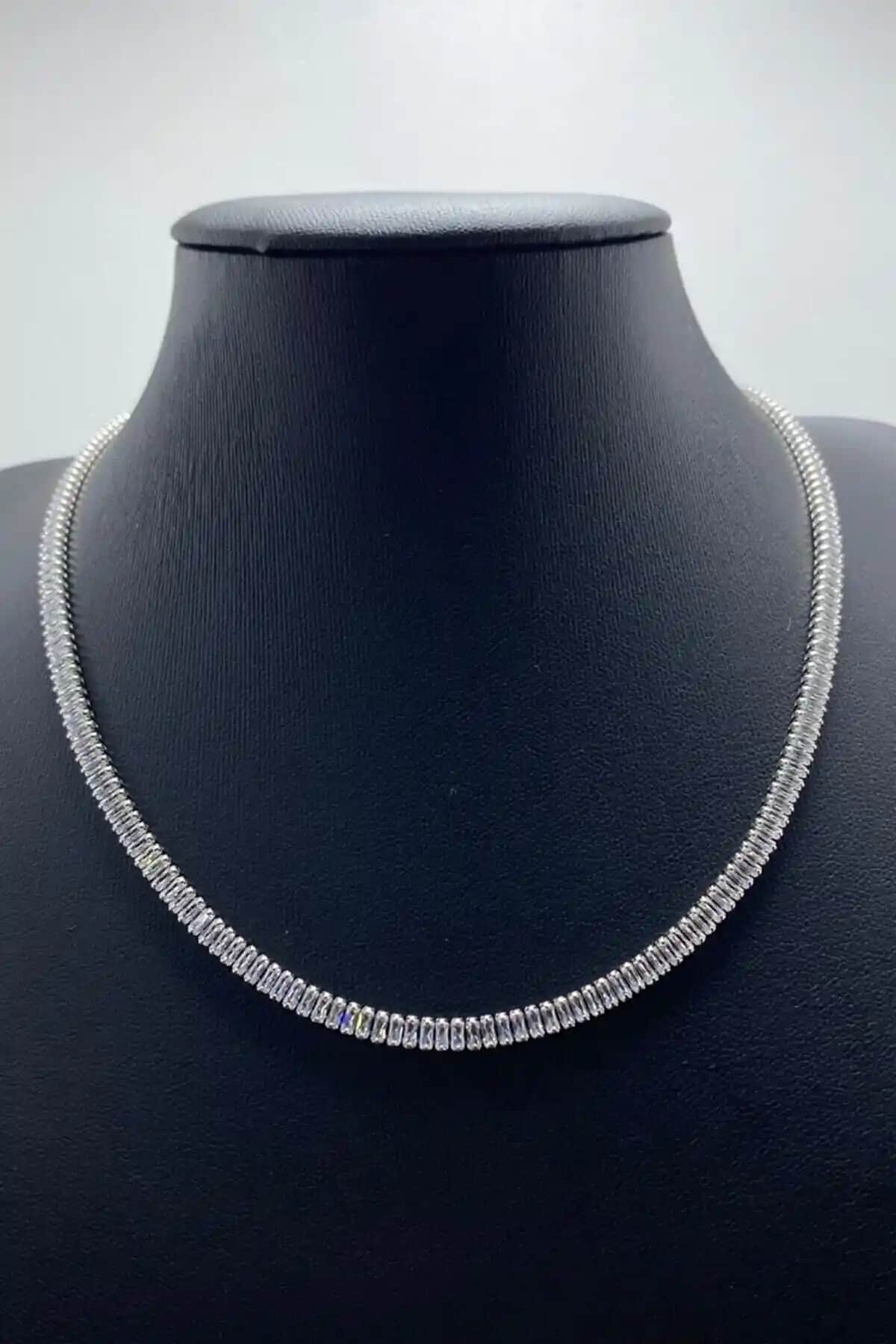 Kadın Gümüş Rengi Baget Model Su Yolu Zirkon Taşlı Kolye Şık ve Modern Tasarım