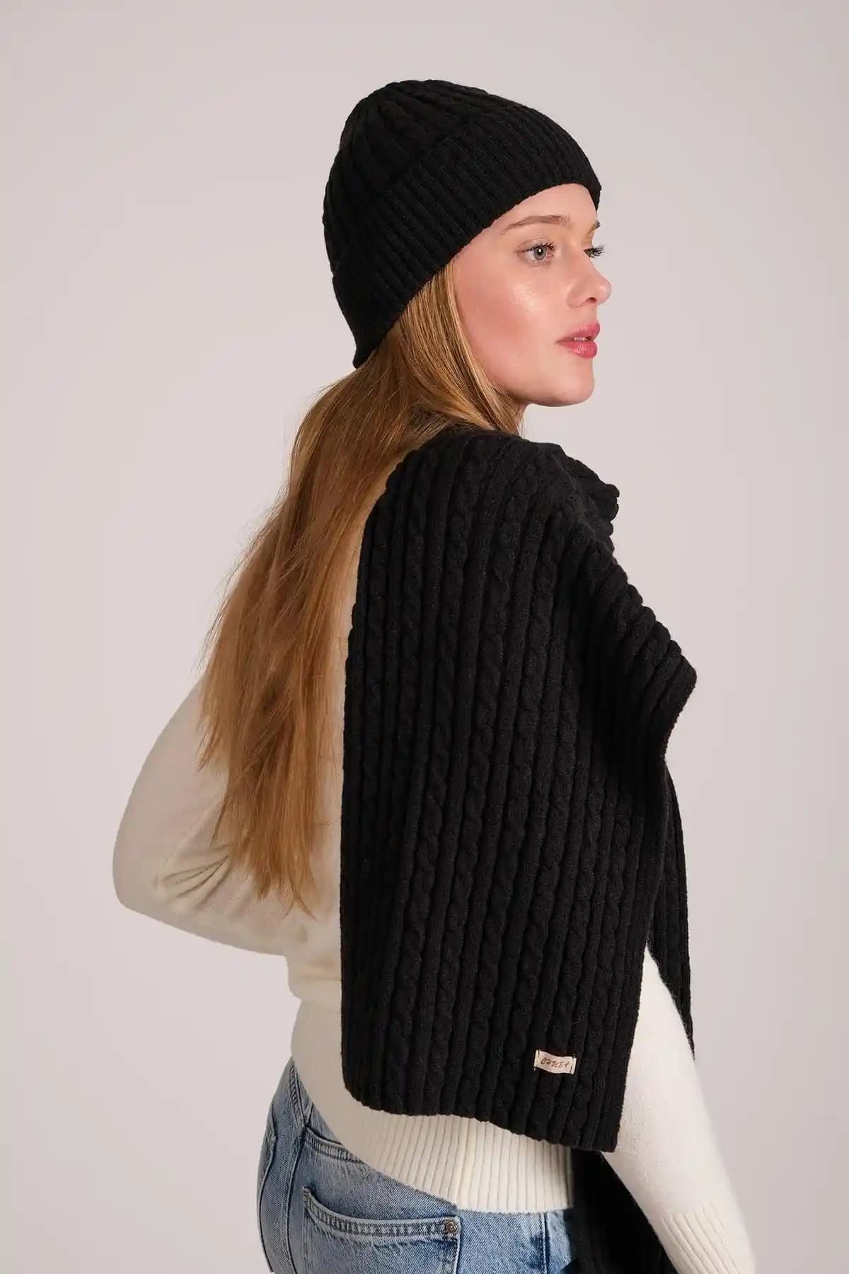 Kadın Kış Aksesuarları: Şık ve Konforlu Saç Örgü Atkı Bere Takımı