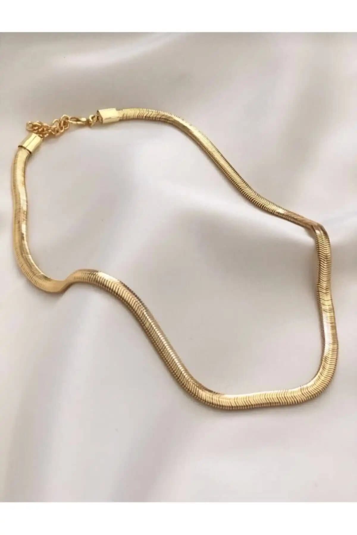 Kadın Kolye Karşılaştırması: Gold Italyan Zincir ve Nostaljik Boncuklu Burgu Modeli 1