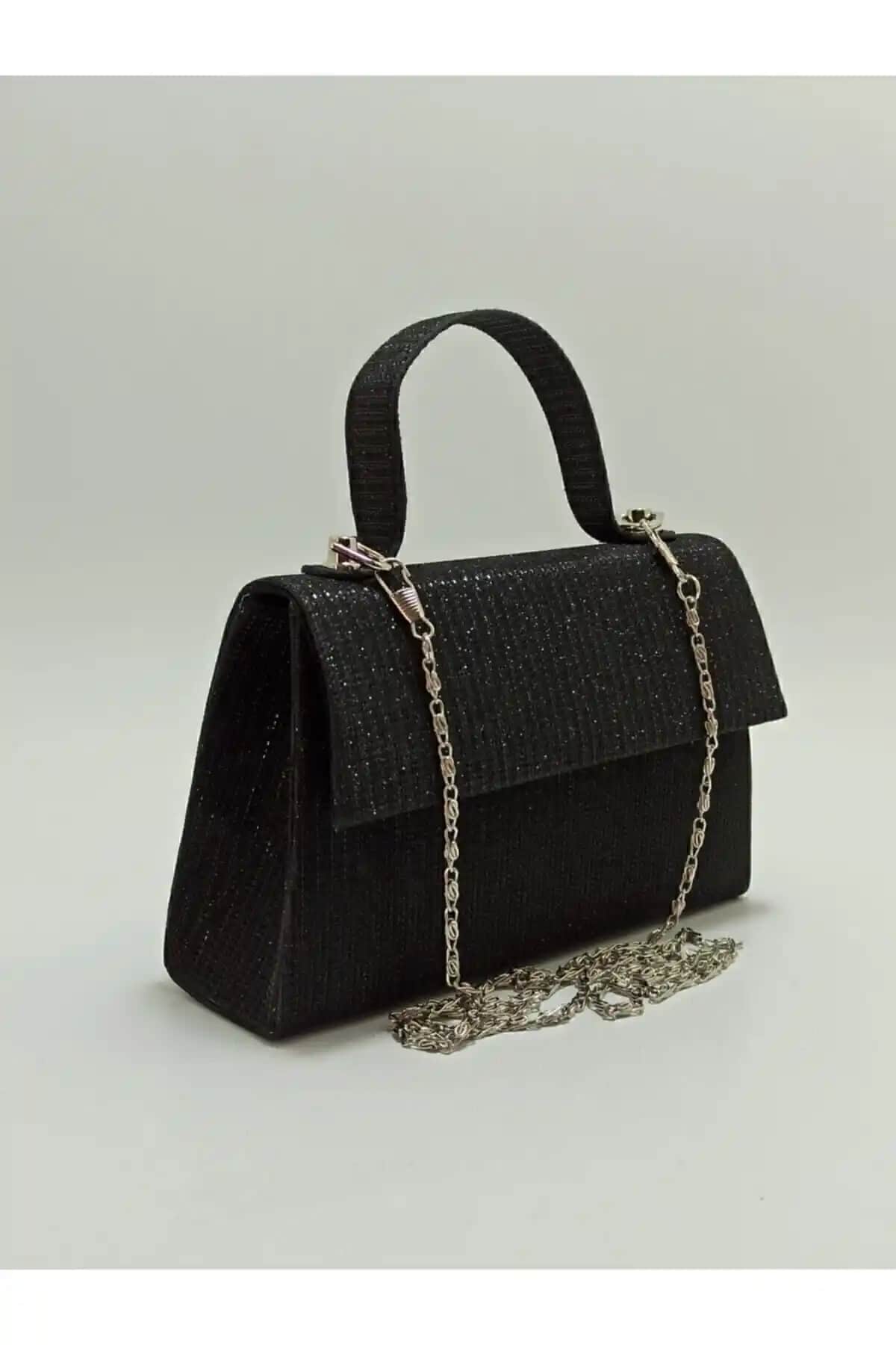 Kadın Siyah Abiye ve Zincir Askılı Süet Çanta Karşılaştırması