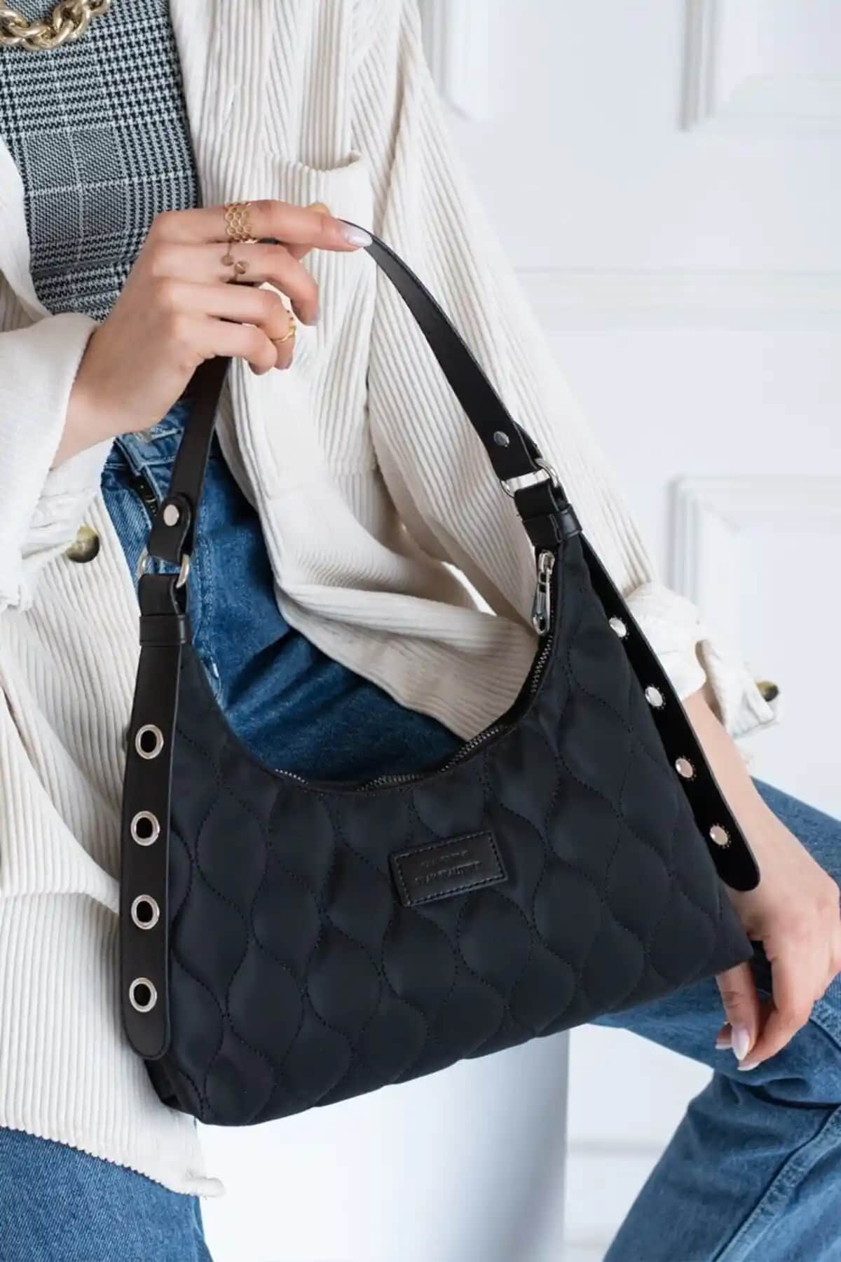 Kadın Siyah Kapitone Desenli Baget Çanta Günlük Kullanım İçin Modern ve Şık Tasarım