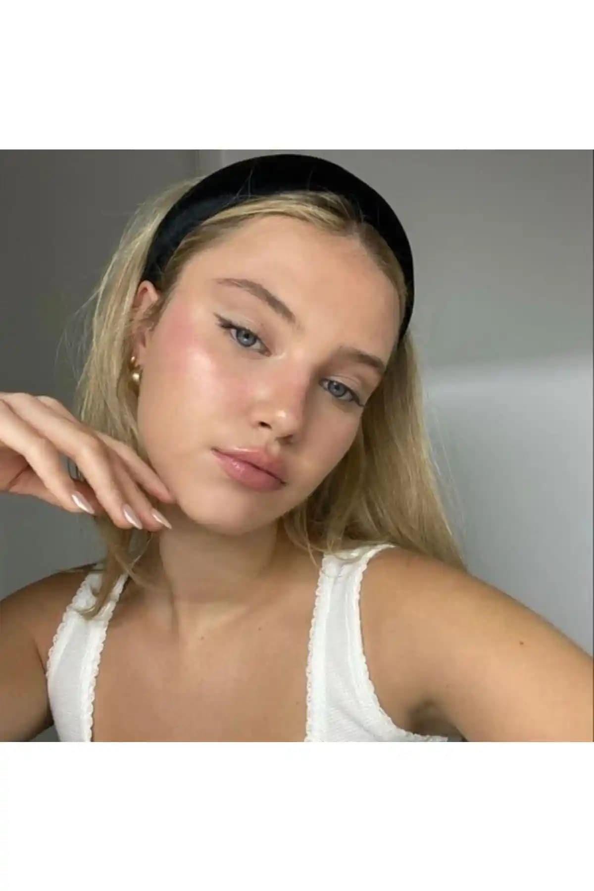 Kadın Siyah Taç Modelleri Karşılaştırması: Kadife ve Saten Tasarımların Özellikleri