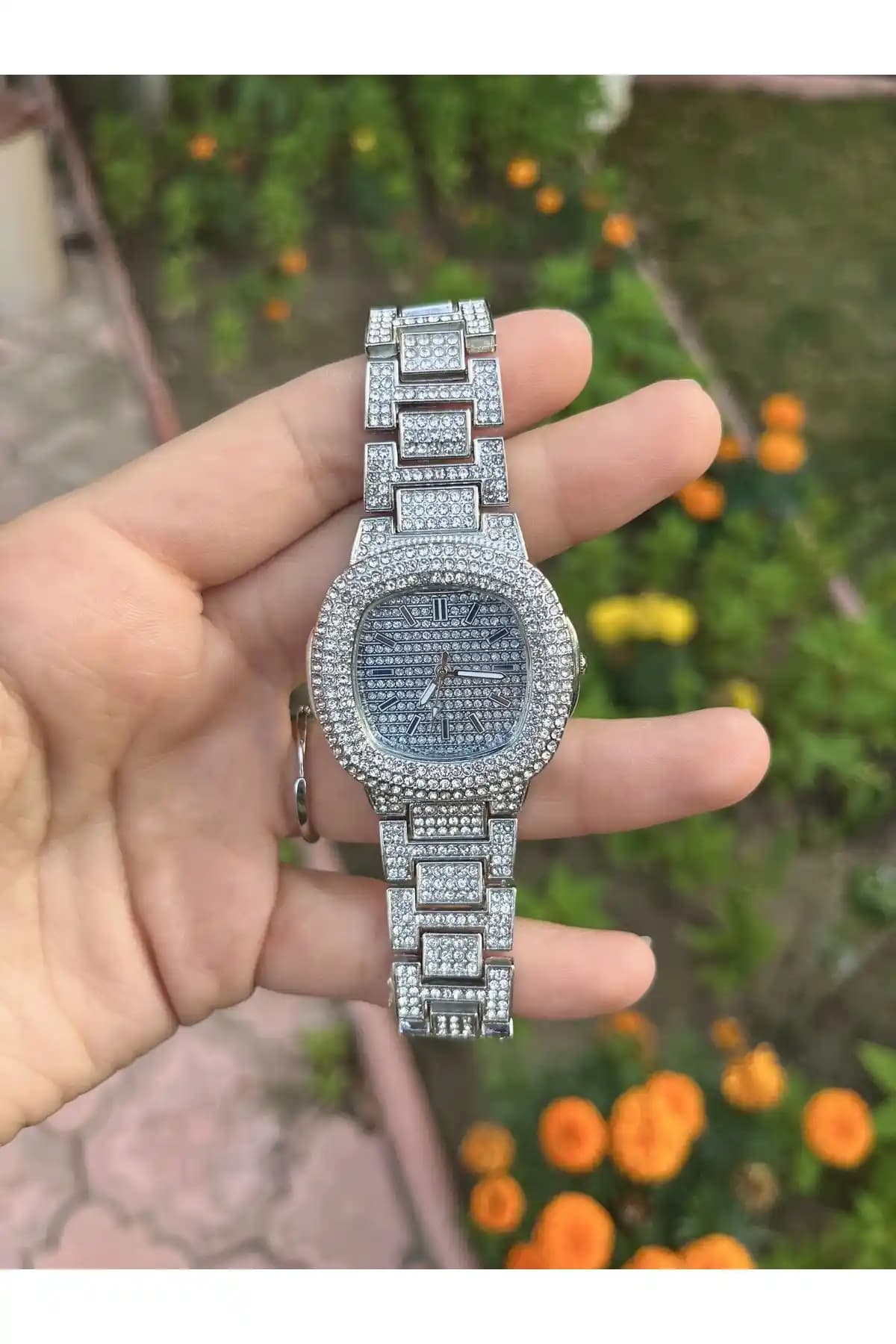 Kadın Taşlı ve Çelik Kol Saatleri Karşılaştırması: Şıklık ve Dayanıklılık Analizi