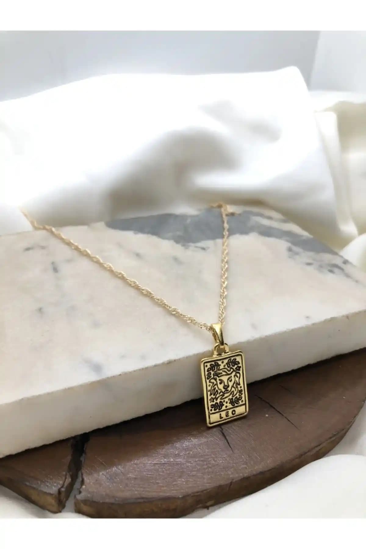 Kadınlar İçin Modern Altın Kaplama Dikdörtgen Aslan Burcu Kolye Ürün Tanıtımı