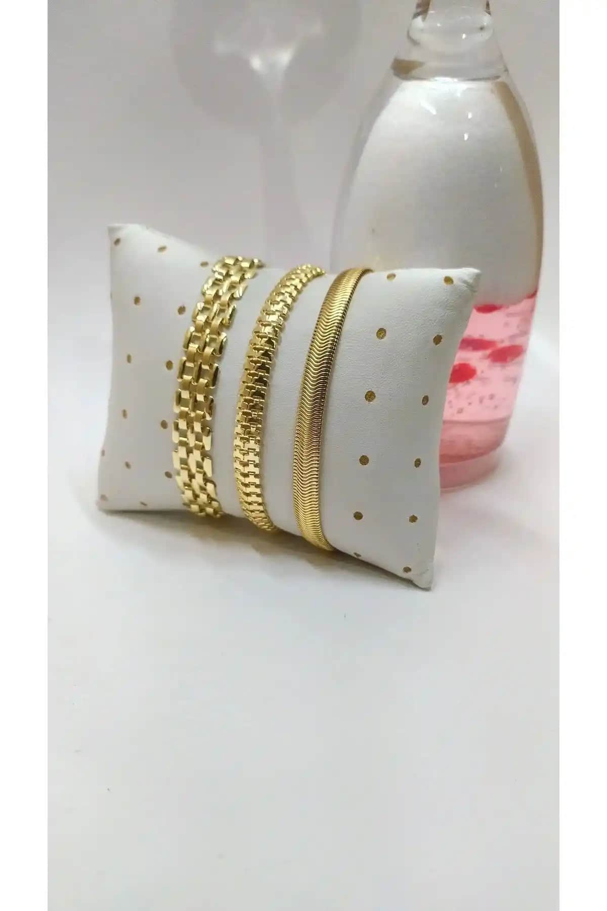 Kadınlar İçin Şık ve Dayanıklı Altın Kaplama Bileklik - Modern Takı Seçenekleri