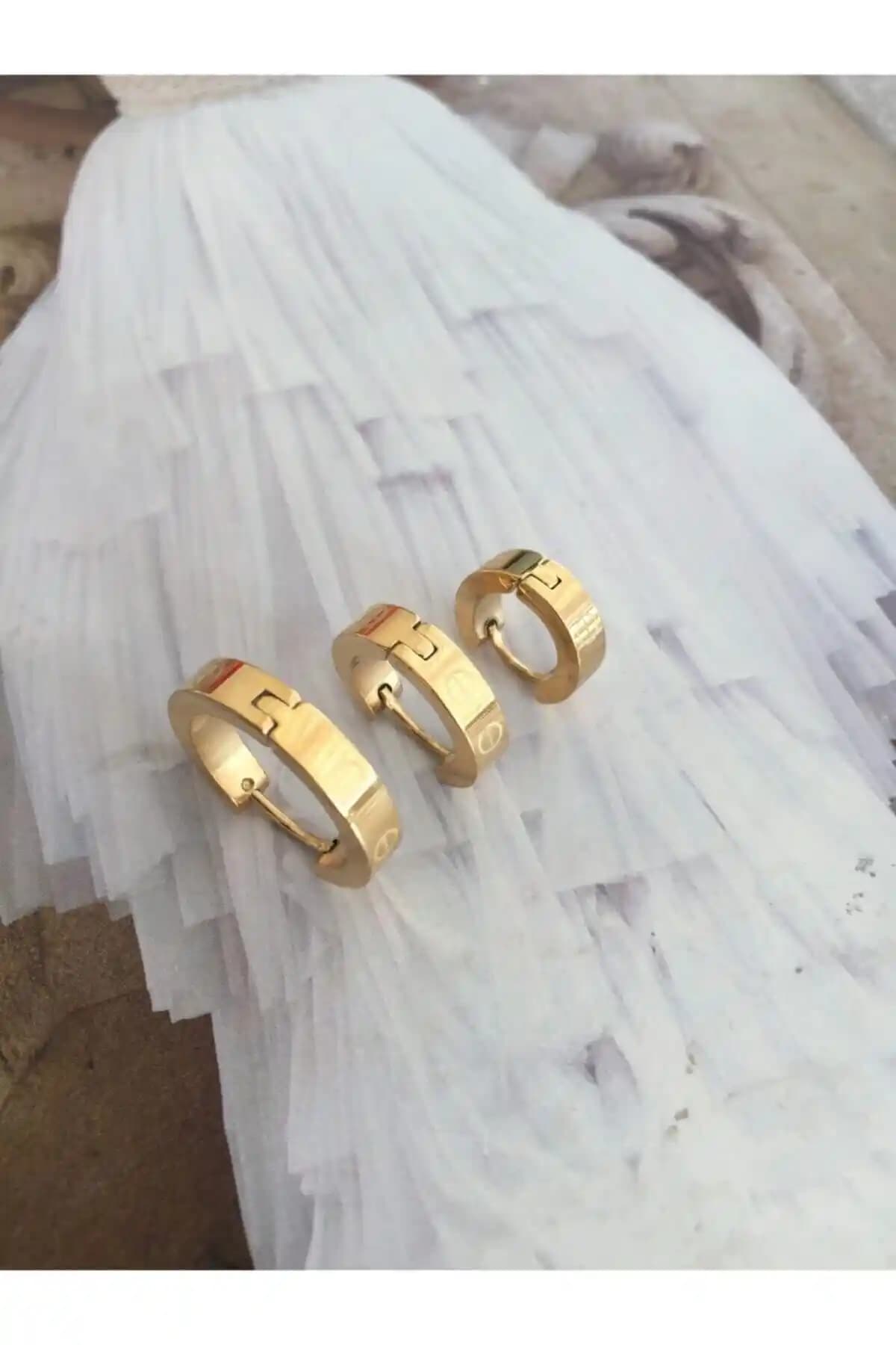 Kadınlar İçin Şık ve Dayanıklı Altın Renk 3'lü Çelik Küpe Seti