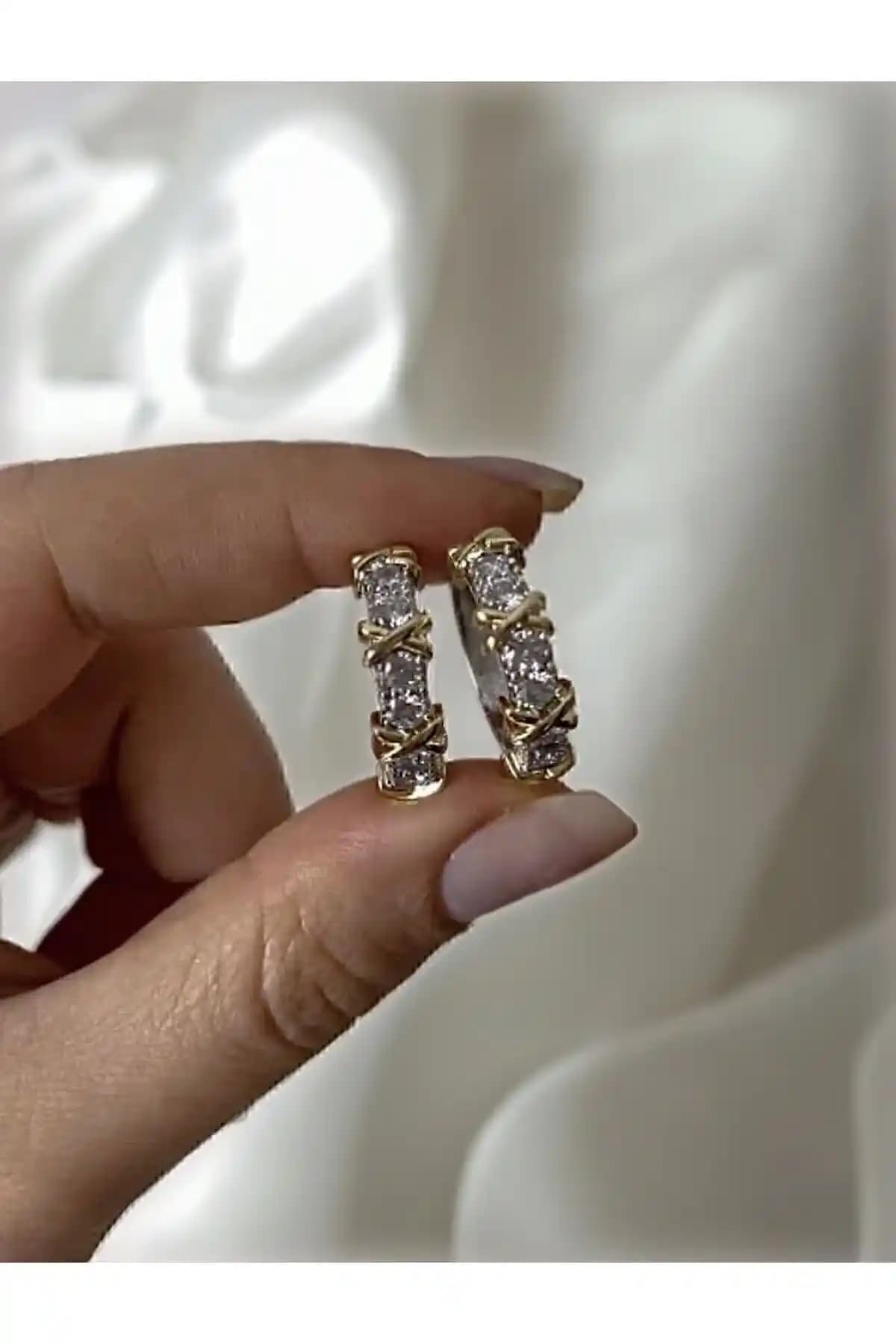 Kadınlar İçin Şık ve Dayanıklı Tiffany Xoxo Model Çelik Zirkon Halka Küpe