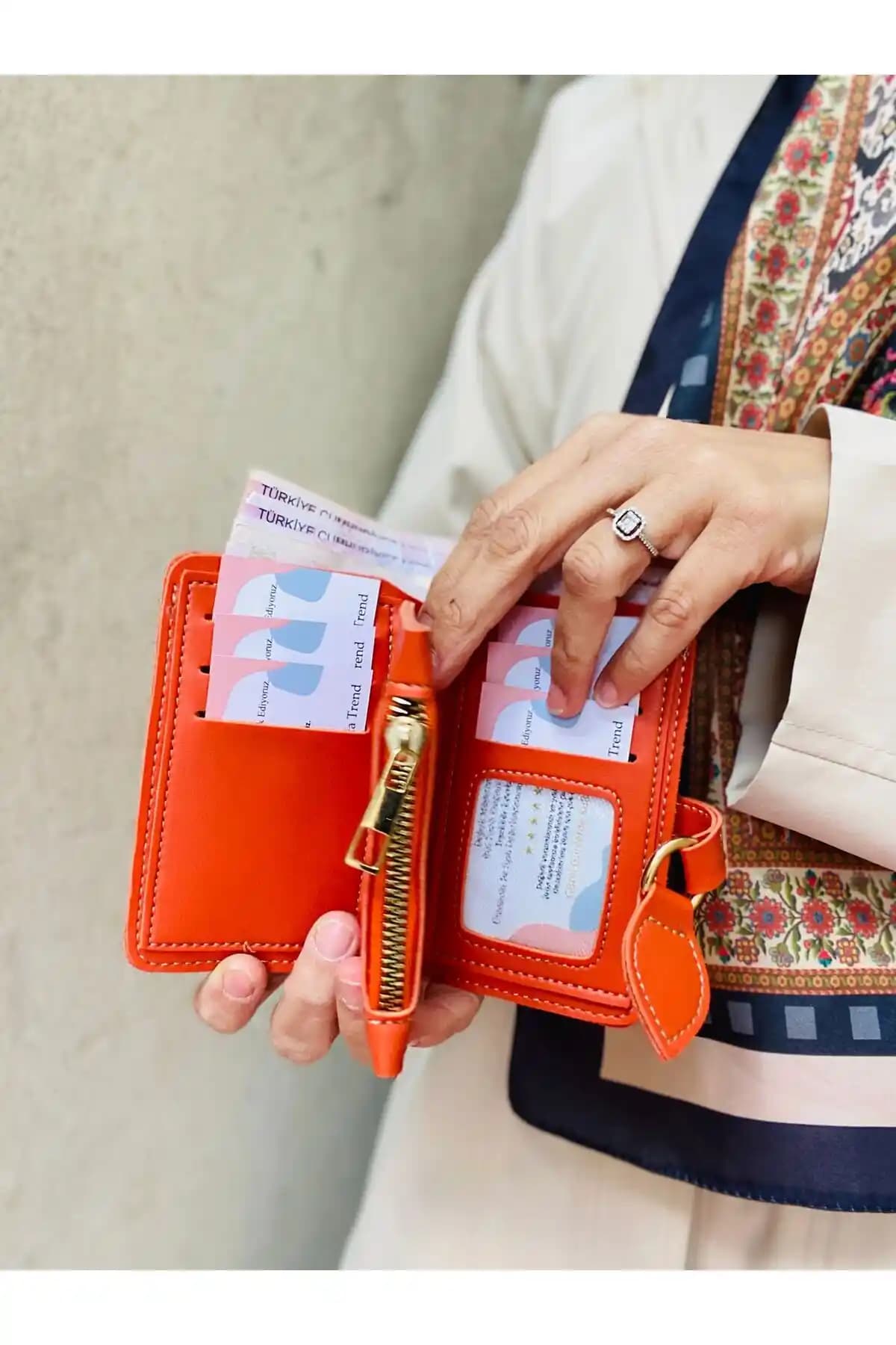 Kadınlar İçin Şık ve İşlevsel Turuncu Suni Deri Çanta Trendleri