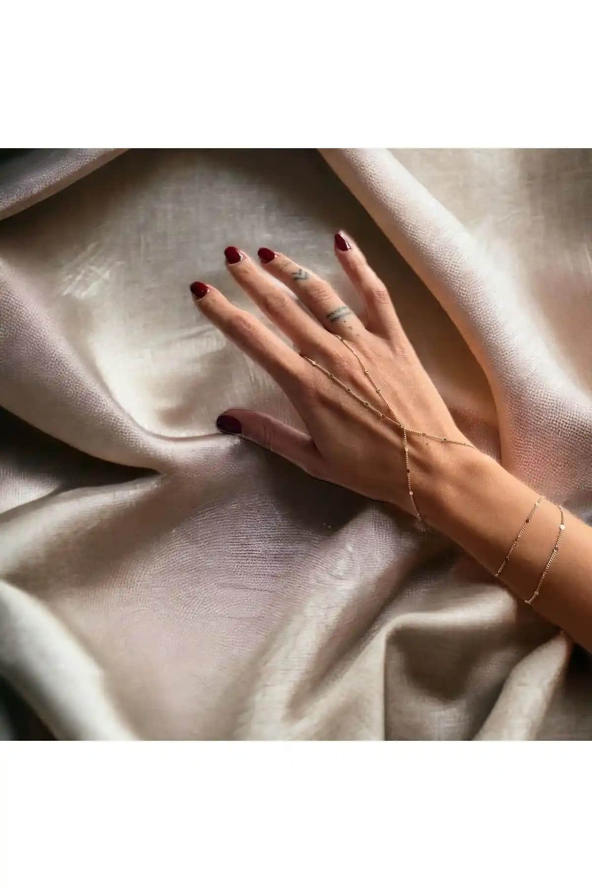 Kadınlar İçin Zarif Altın Renk Pullu Zincir Şahmeran Aksesuarı Modern ve Şık Tasarım