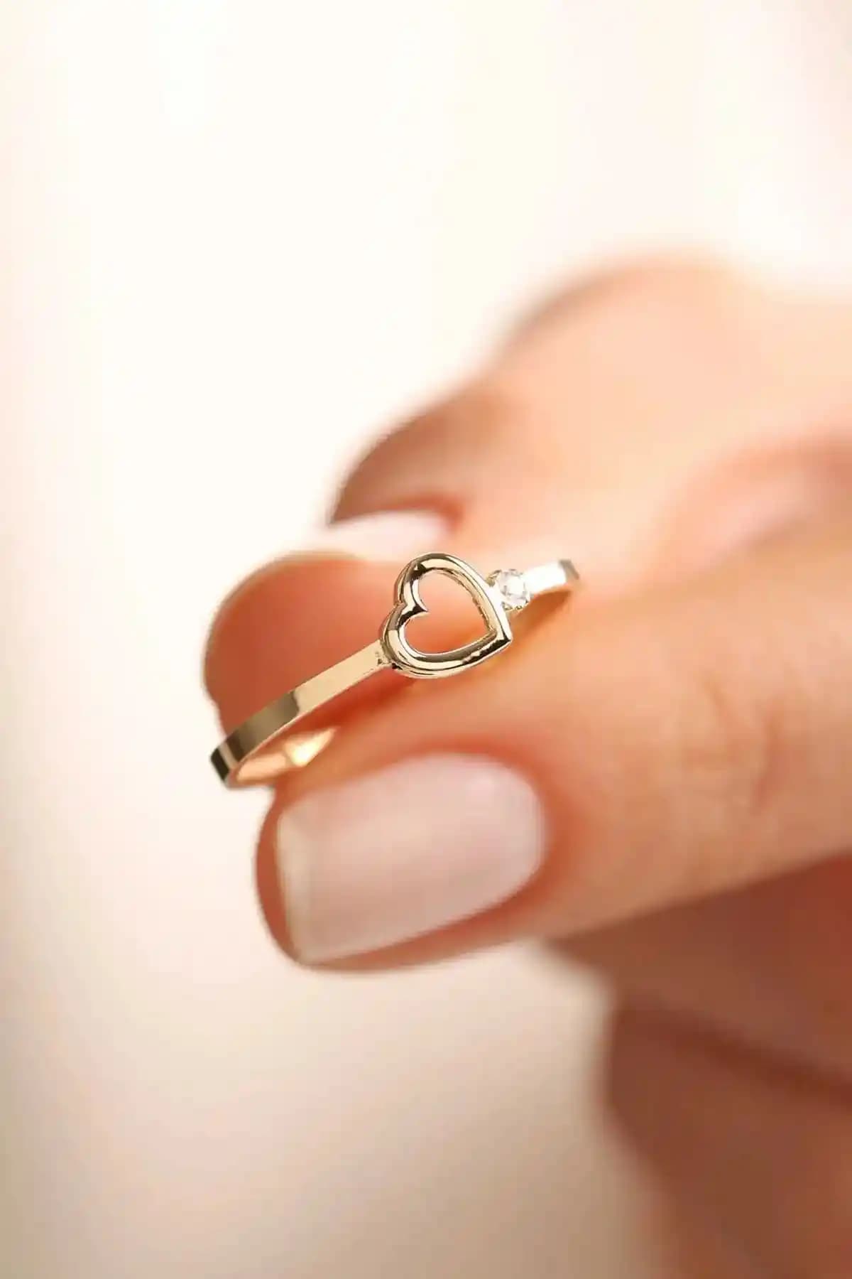 Kadınlar İçin Zarif ve Parlak 8 Ayar Altın Yüzük - Günlük ve Özel Kullanımlar İçin