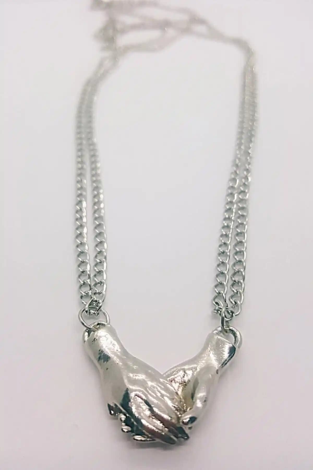 Kardeş Bijuteri'nin Sevgi ve Dostluğu Temsil Eden Çift Kolye Seti