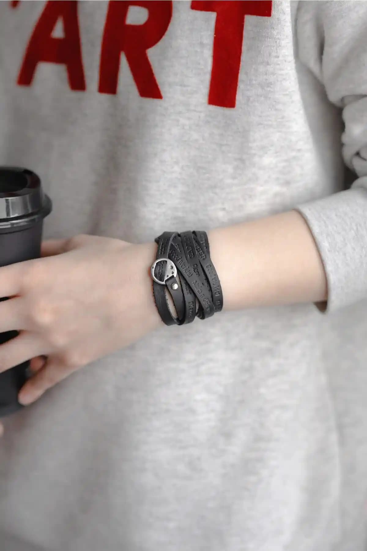 KAVIAQ Siyah Deri Bileklik: Unisex Şık ve Dayanıklı Moda Aksesuarı