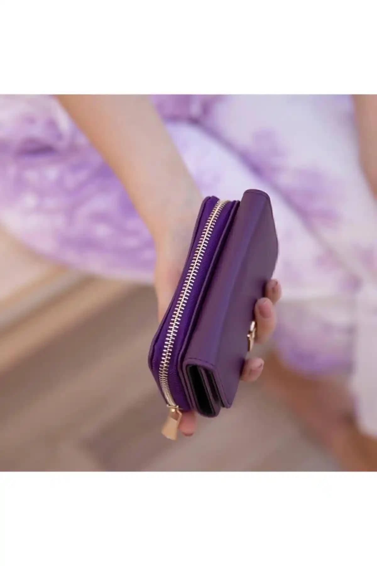 Kedili Mor Cüzdan: Şıklık ve İşlevselliğin Modern Tasarımı