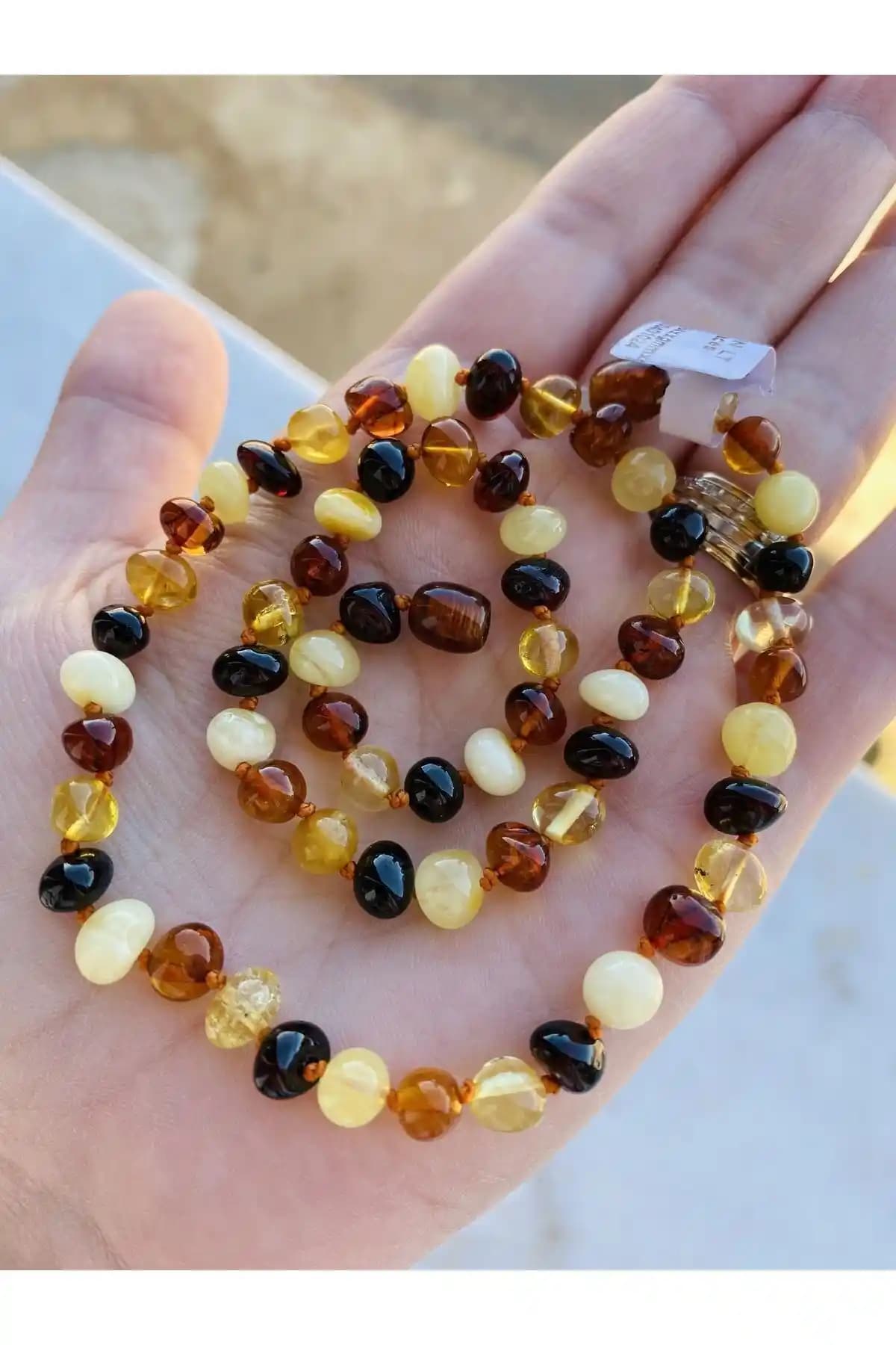 Kehribar Kolye: Doğal ve Şık Tasarımıyla Yetişkinler İçin Özgün Takı Seçeneği