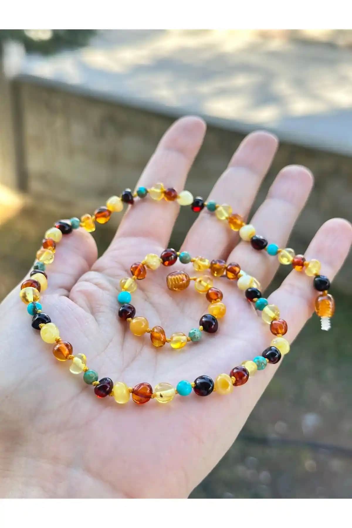 Kehribarbeyi Karamani Yetişkin Firuzeli Damla Kehribar Kolye: Doğallık ve Şıklığın Buluşması