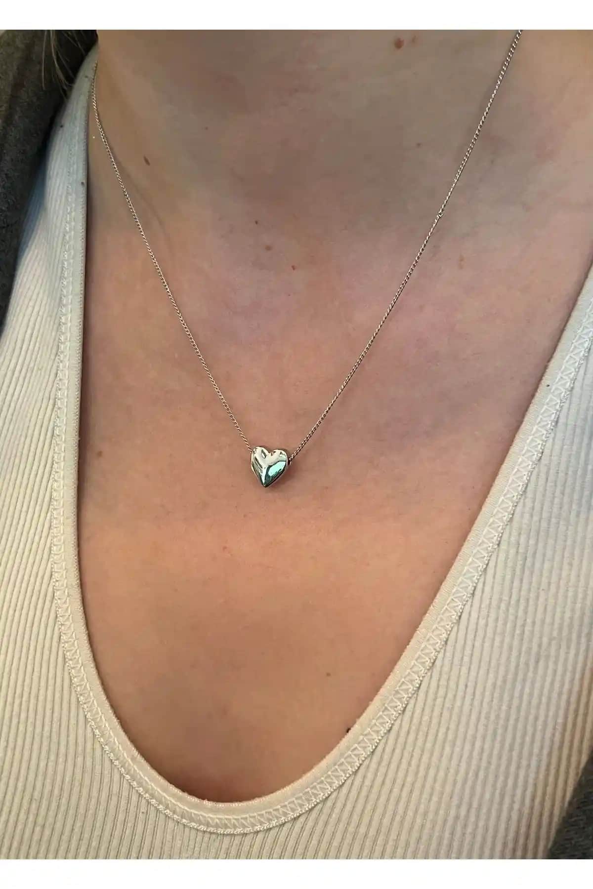 KİLİGİSTANBUL Gü<müş> Renk Minimal Çift Taraflı Kalp Kolye: Şıklık ve Anlam Bir Arada