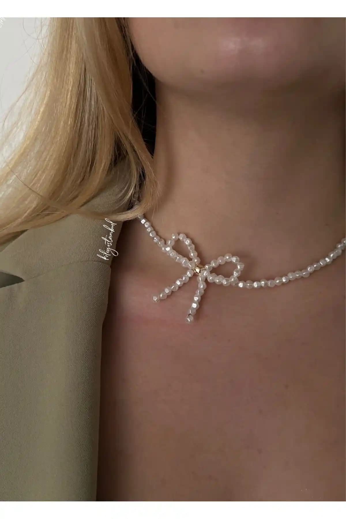 KİLİGİSTANBUL İncili Fiyonk Kolye: Zarif ve Şık Altın Renkli Aksesuar