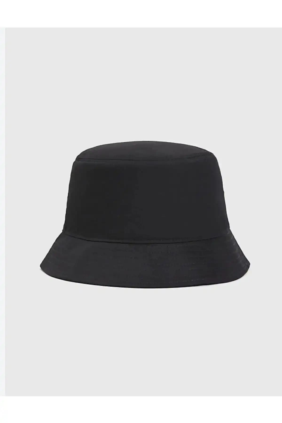Köstebek Piercingli Siyah Bucket Hat ve twentyone Düz Siyah Kova Şapka Karşılaştırması 2