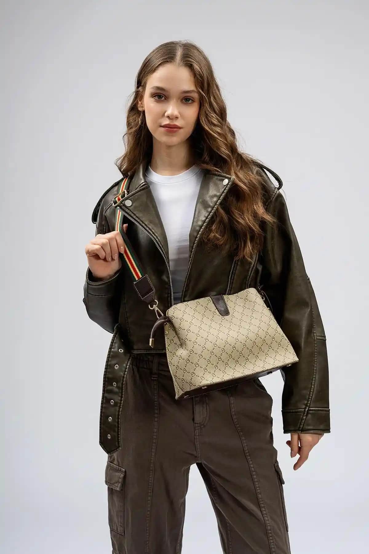 Lucky Bees Kadın Çantaları Karşılaştırması: Şıklık ve Fonksiyonellik Analizi