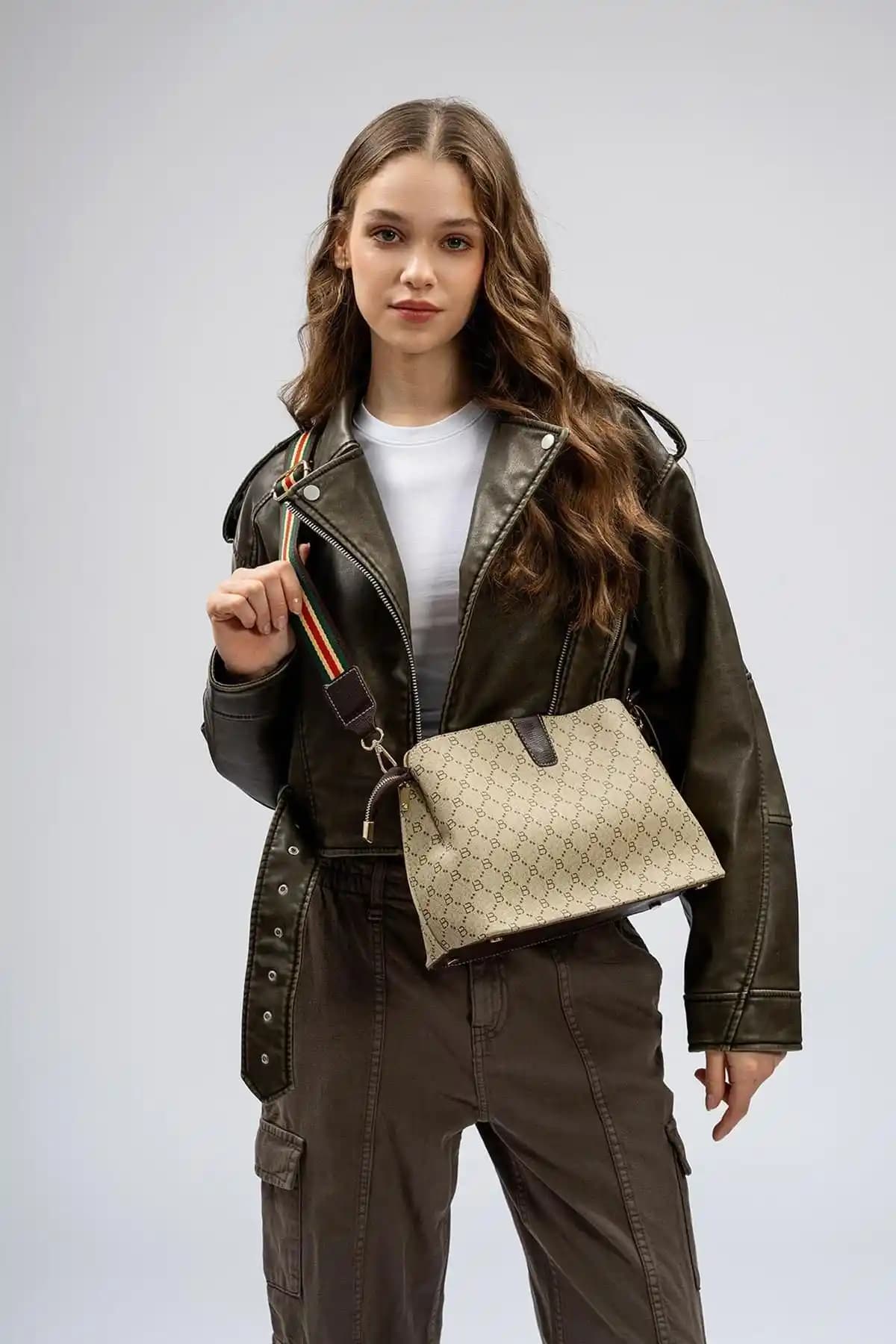 Lucky Bees Kadın Çantaları Karşılaştırması: Şıklık ve Fonksiyonellik Analizi