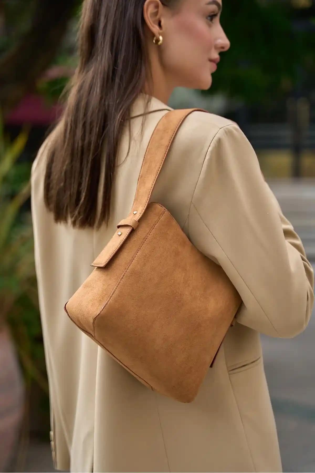 Madamra Taba Süet Kadın Omuz Çantası: Şık ve Pratik Günlük Kullanım Çantası