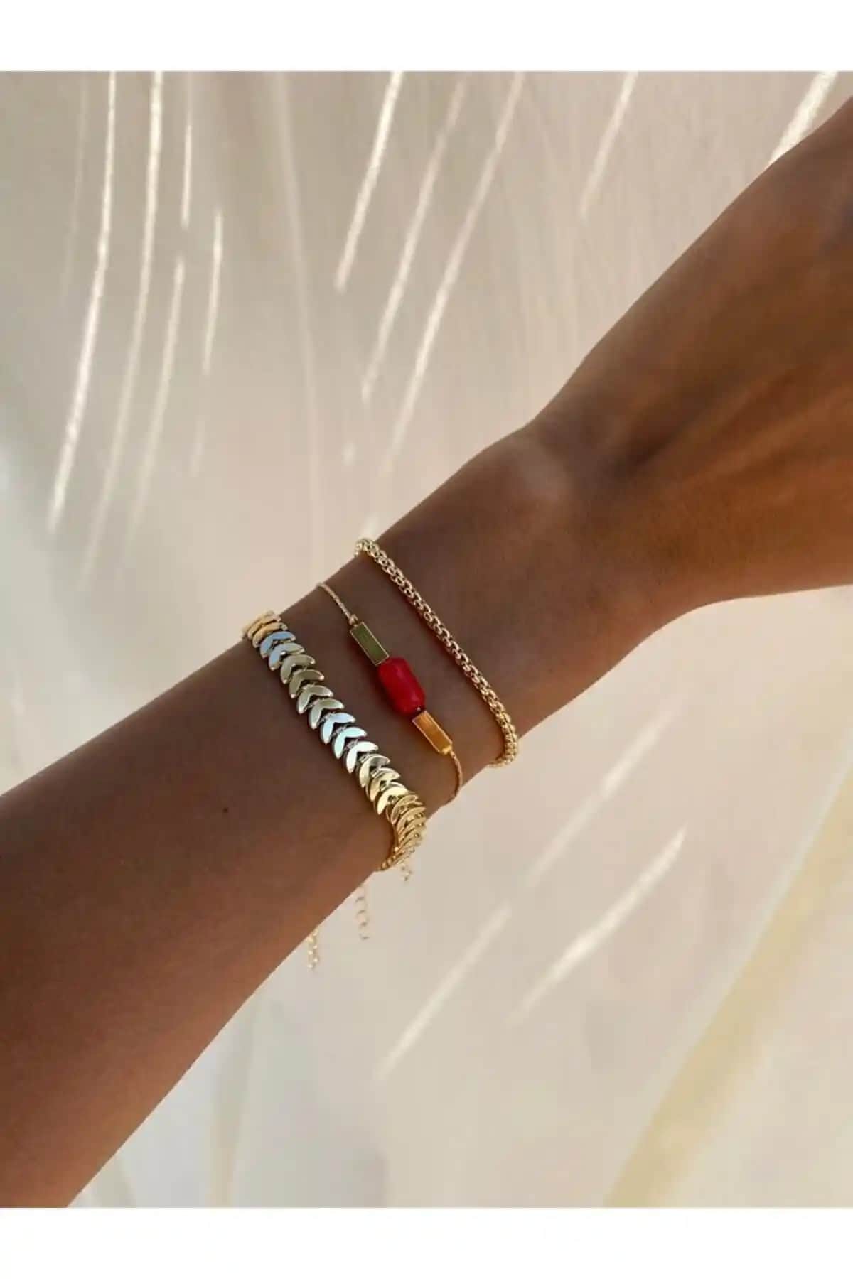 MagicStone Mercan Doğal Taşlı Altın Üçlü Kombin Bileklik: Şıklık ve Doğallığın Zirvesi