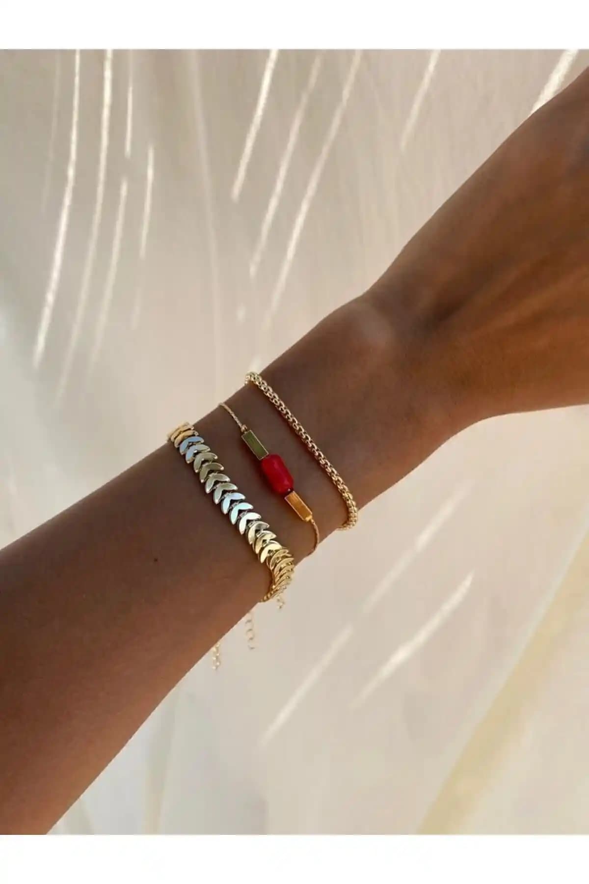 MagicStone Mercan Doğal Taşlı Altın Üçlü Kombin Bileklik: Şıklık ve Doğallığın Zirvesi