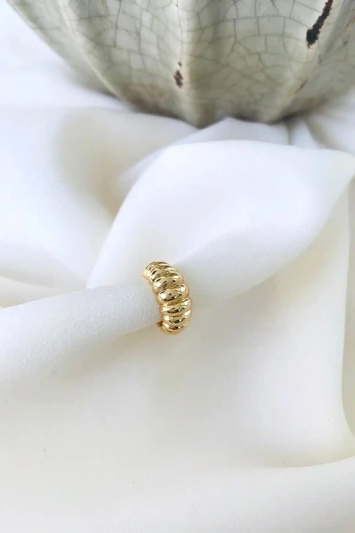 MaidCo Kadın Altın Burgu Dokulu Kıkırdak Küpe Modern ve Zarif Tasarım