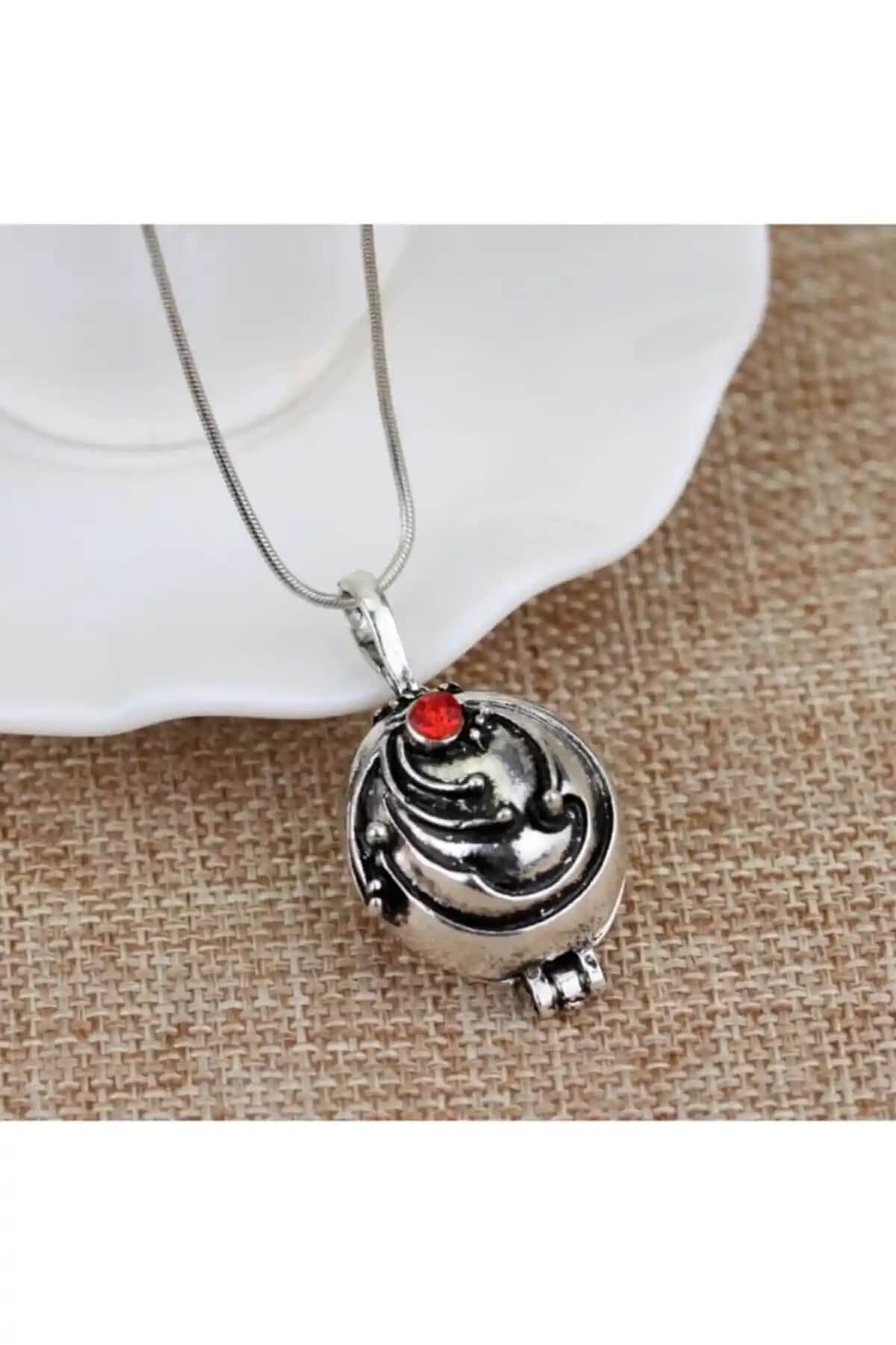 Mineçiçeği Kapaklı Antik Gümüş Elena Kolye: Zarif ve Dayanıklı Tasarım Özellikleri