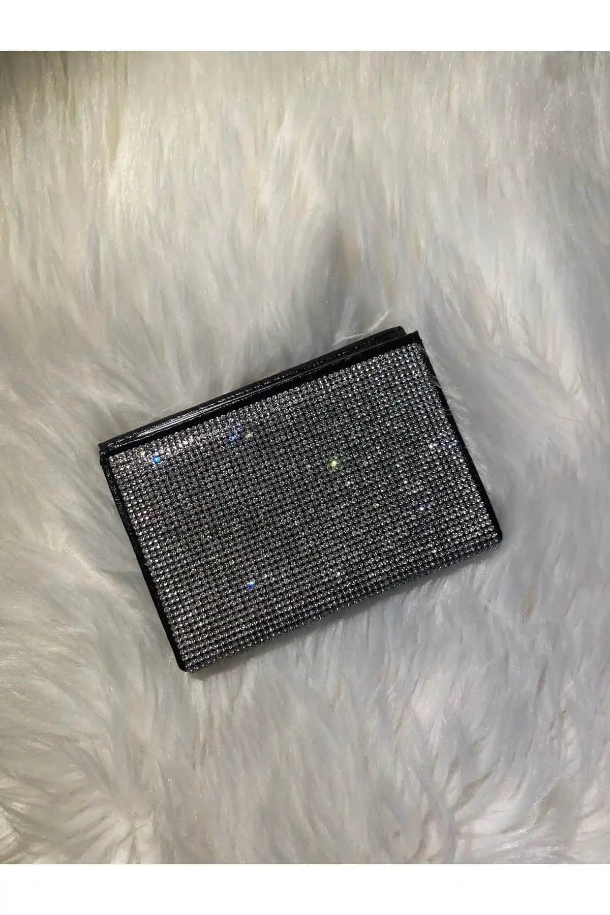 Minors Gü<müş> Beyaz Taşlı Ruhsat Kılıfı: Şık ve Fonksiyonel Tasarım ile Günlük ve Özel Kullanım