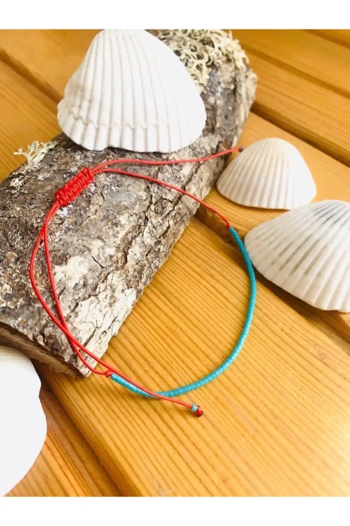 Miyuki Kırmızı İpli Turkuaz Halhal: Şıklık ve Dayanıklılık Sunan Yaz Aksesuarı