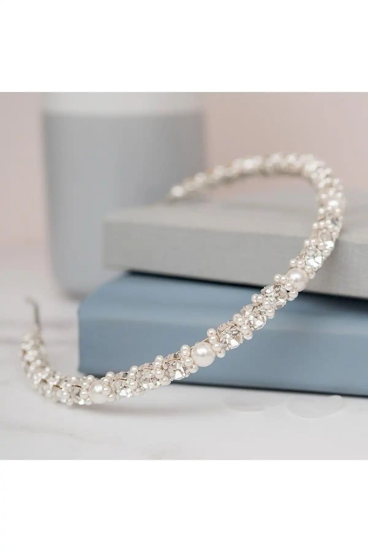 Modernist Gümüş İncili ve Zirkon Taşlı Gelin Tacı ile Pearly Handmade Incili Lastik Toka Karşılaştırması 1