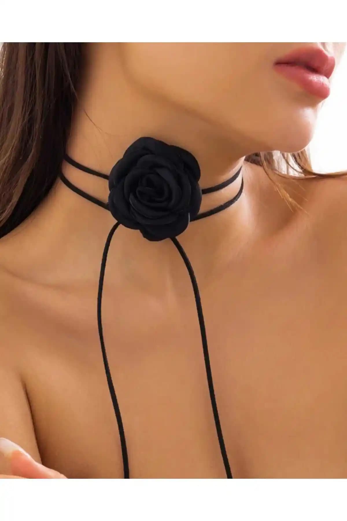 Monalisa Toka Kadın Siyah Saten Gül Detaylı Choker Kolye Şıklık ve Zarafet İçin Mükemmel Seçenek