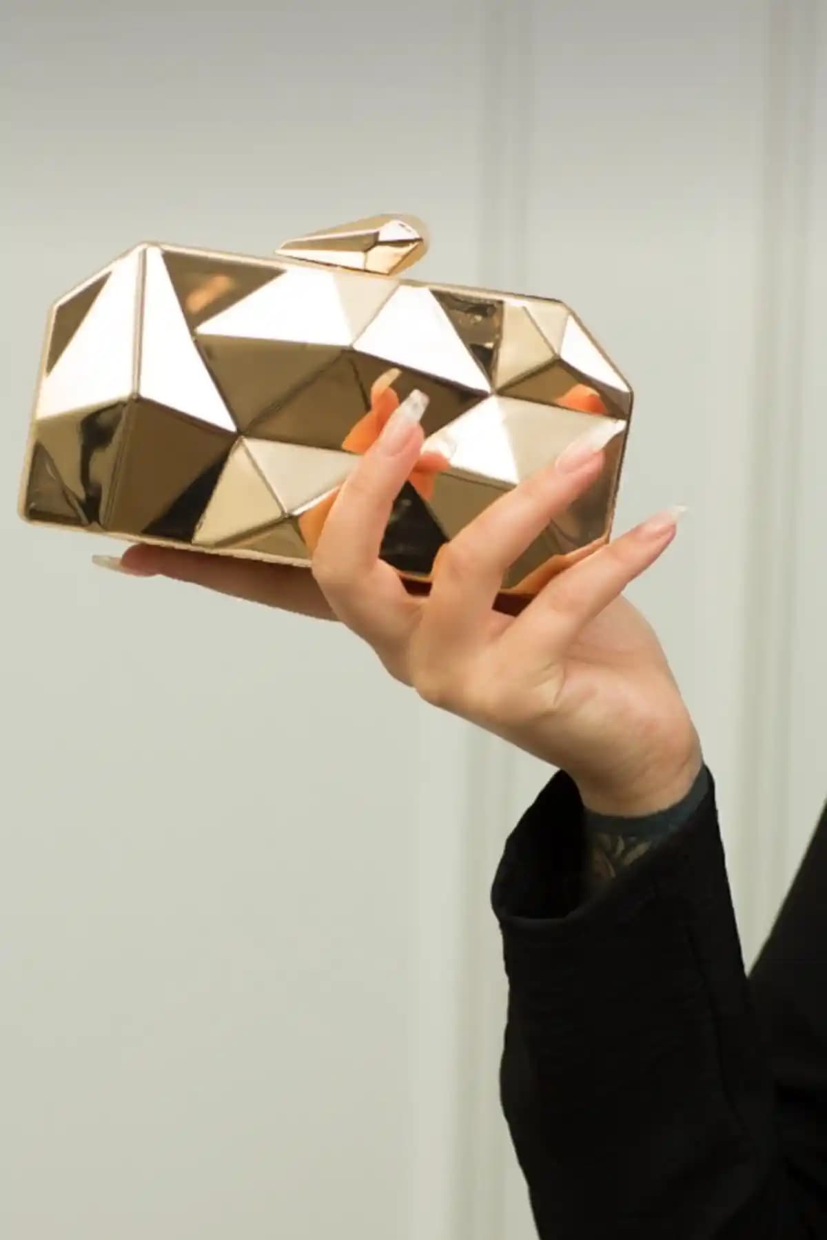 Moom Bag Kadın Altın Metal Abiye Çanta: Şıklık ve Dayanıklılık Sunan Zarif Aksesuar