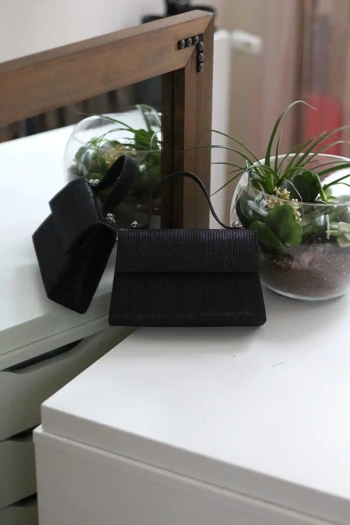 Moom Bag Siyah Simli Abiye Omuz Çantası Şıklık ve Fonksiyonellik Sunar