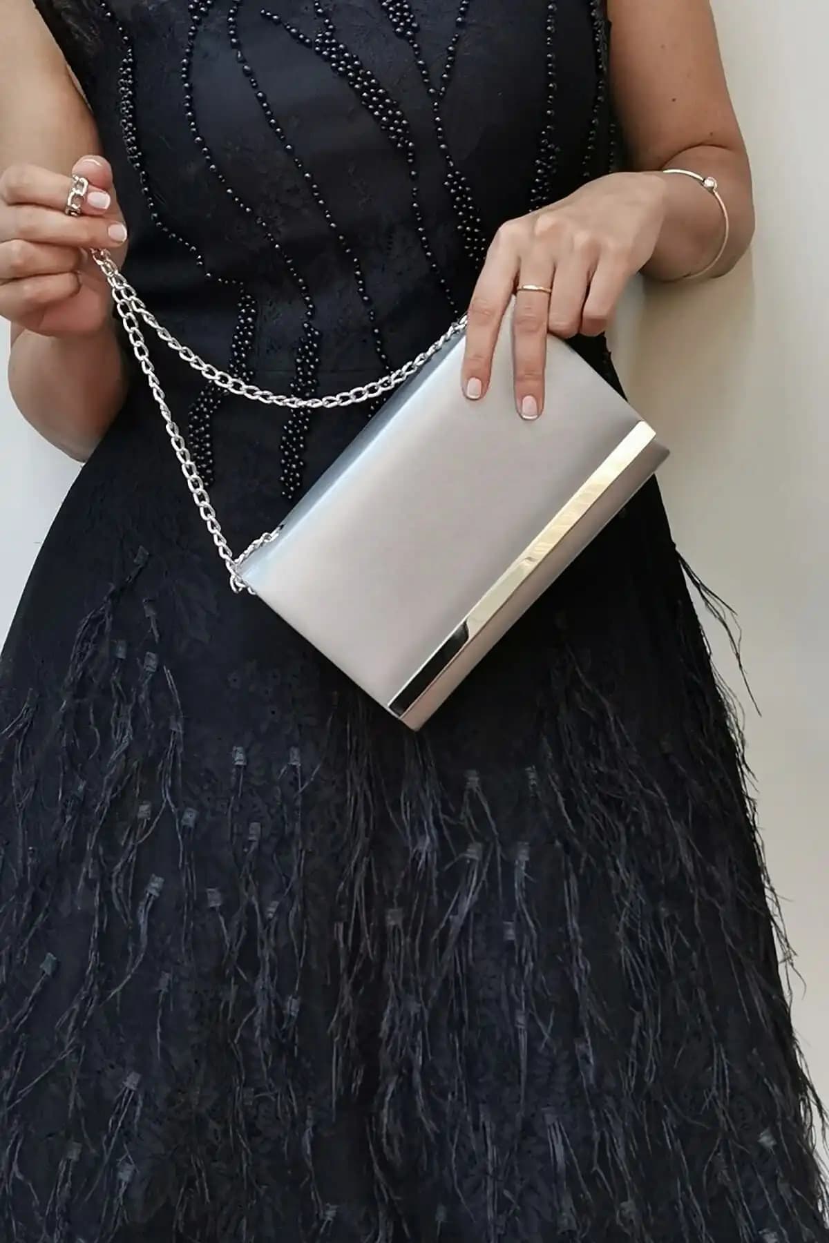 NAZART Gümüş Renkli Abiye Bayan Clutch Portföy Çanta Şıklık ve Fonksiyonellik Bir Arada