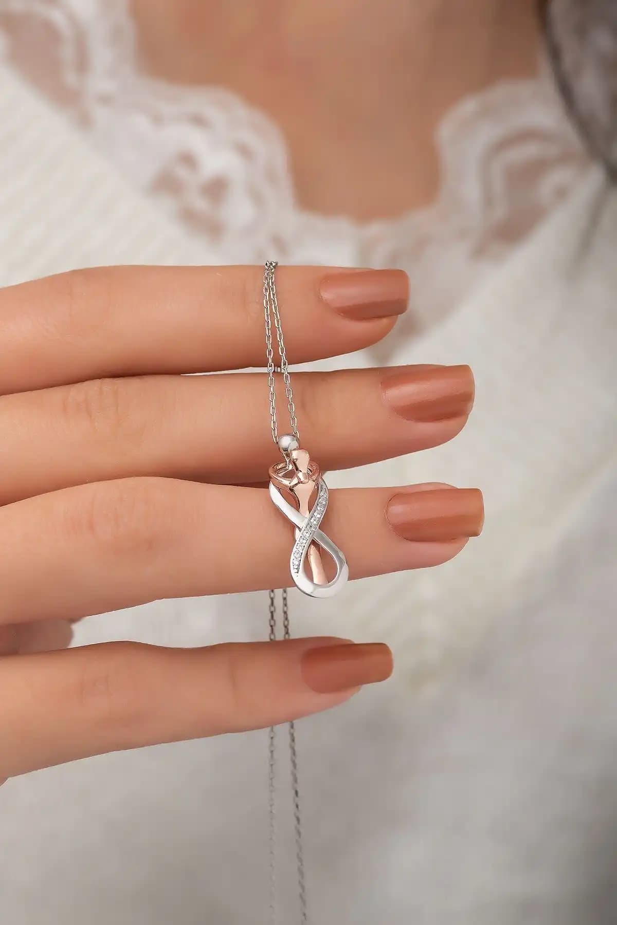 NEREZE ve Söğütlü Silver Kolye Karşılaştırması: Tasarım, Malzeme ve Kullanıcı Yorumları 1