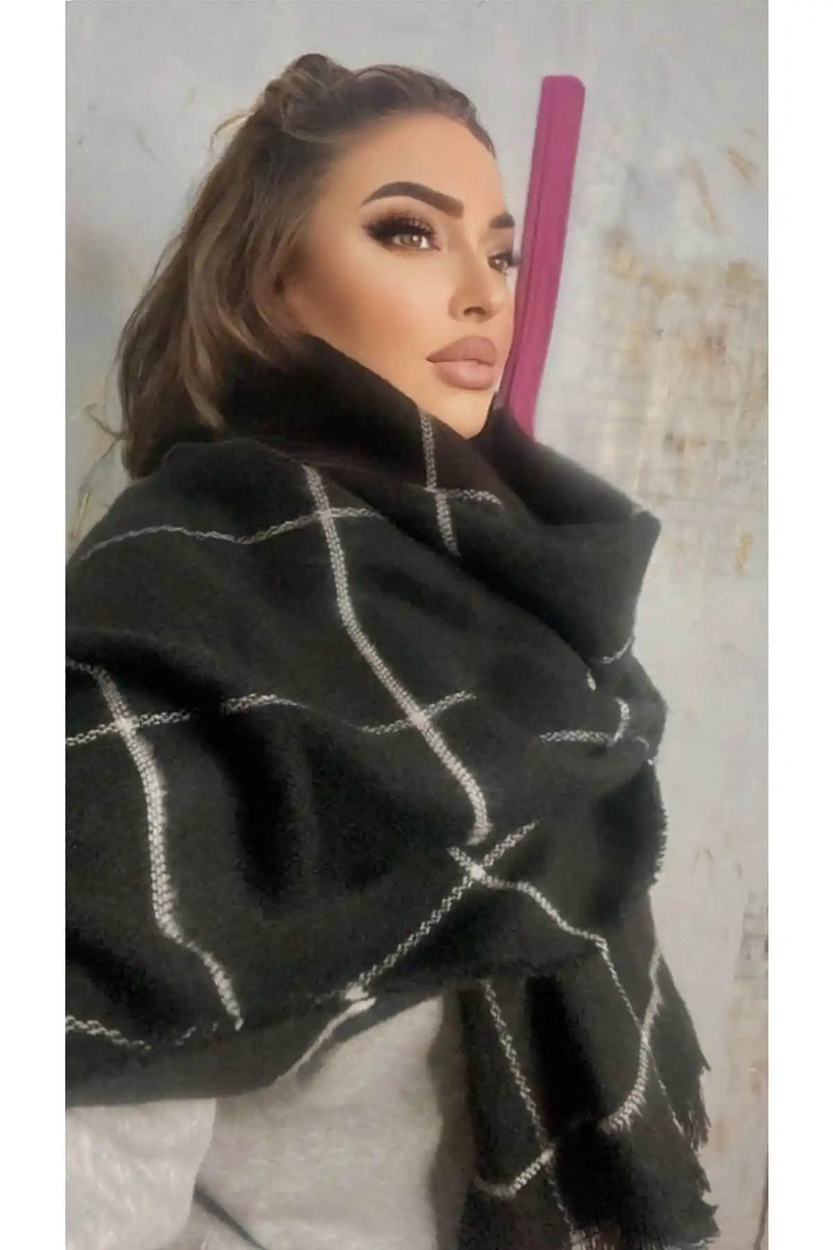 Nilbutik Beyaz Çizgili Siyah Atkı: Şıklık ve Konfor Sunan Kış Aksesuarı