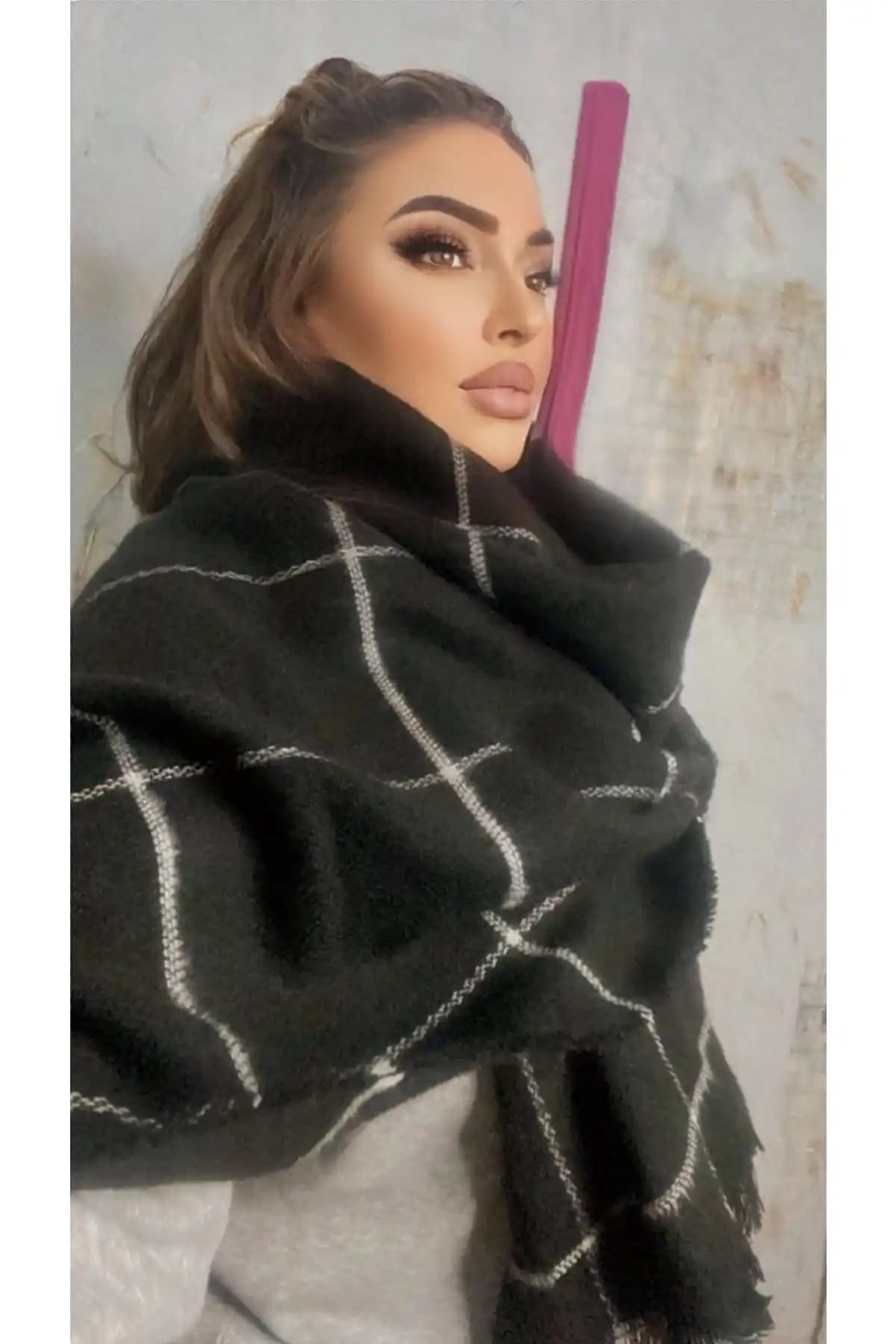 Nilbutik Beyaz Çizgili Siyah Atkı: Şıklık ve Konfor Sunan Kış Aksesuarı