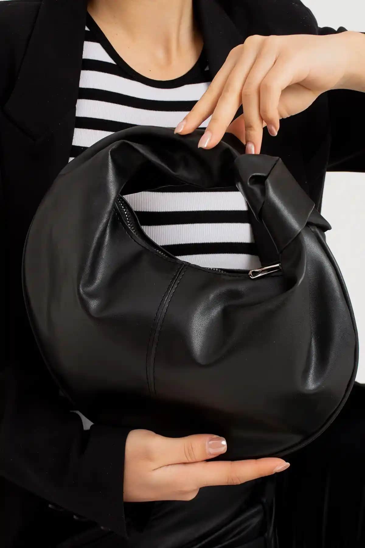 NİSSEA Kadın Siyah Mini Düğümlü El Çantası Günlük Kullanım İçin Şık ve Pratik Tasarım