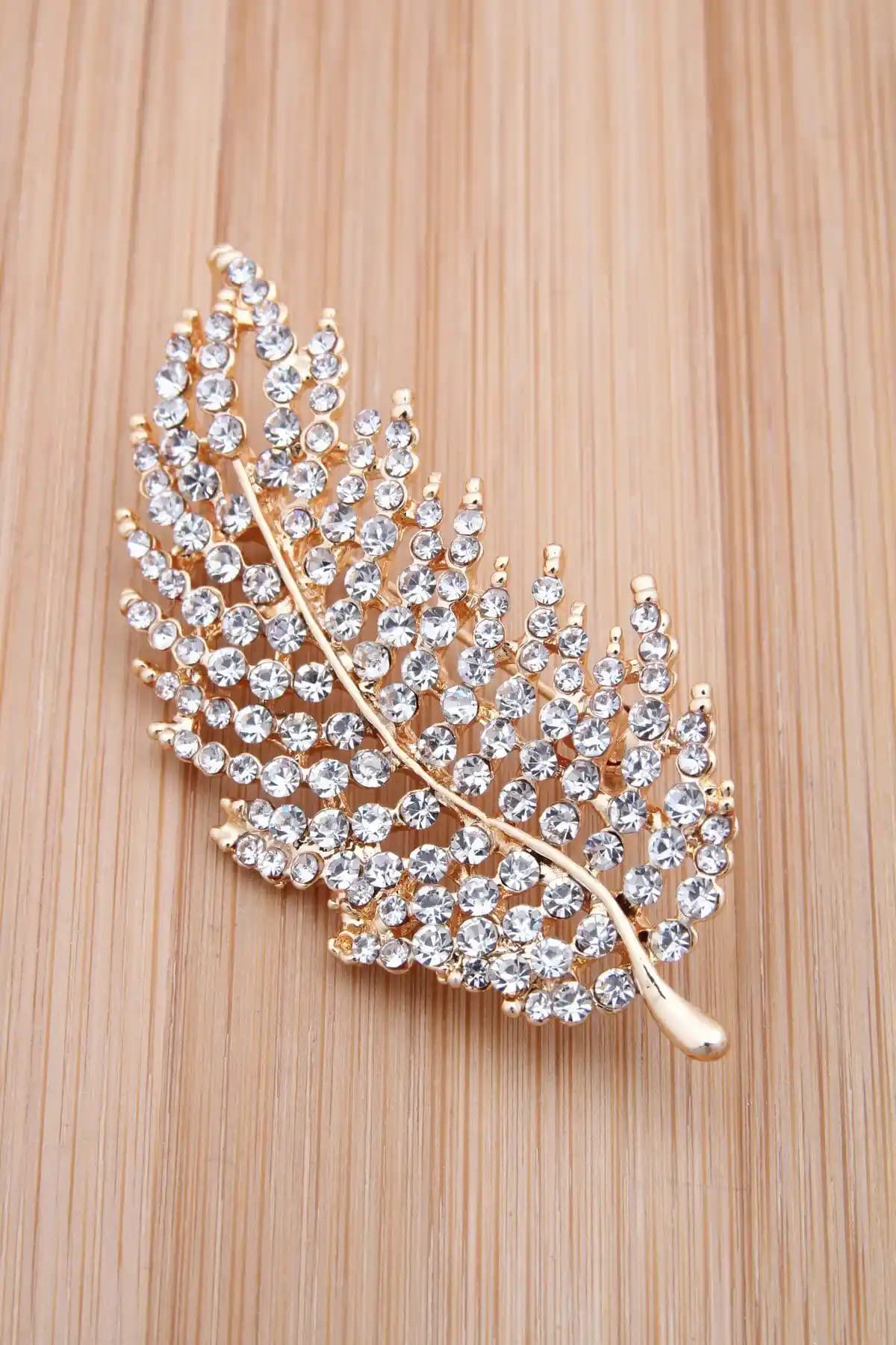 Pelin Aksesuar Gold Taşlı Tüy Şekilli Broş: Zarif ve Özgün Takı Tasarımı