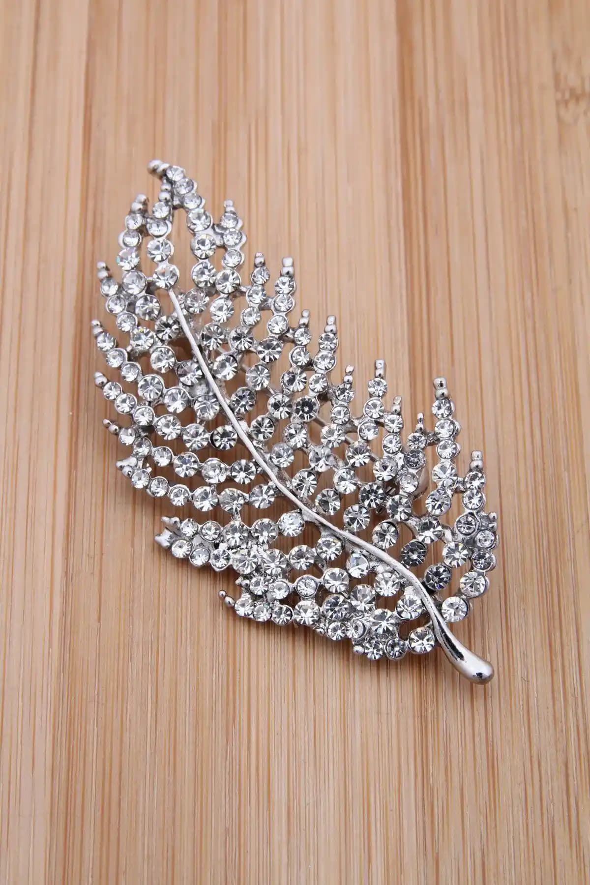 Pelin Aksesuar Silver Taşlı Tüy Şekilli Broş Şıklık ve Zarafetin Modern Yansıması
