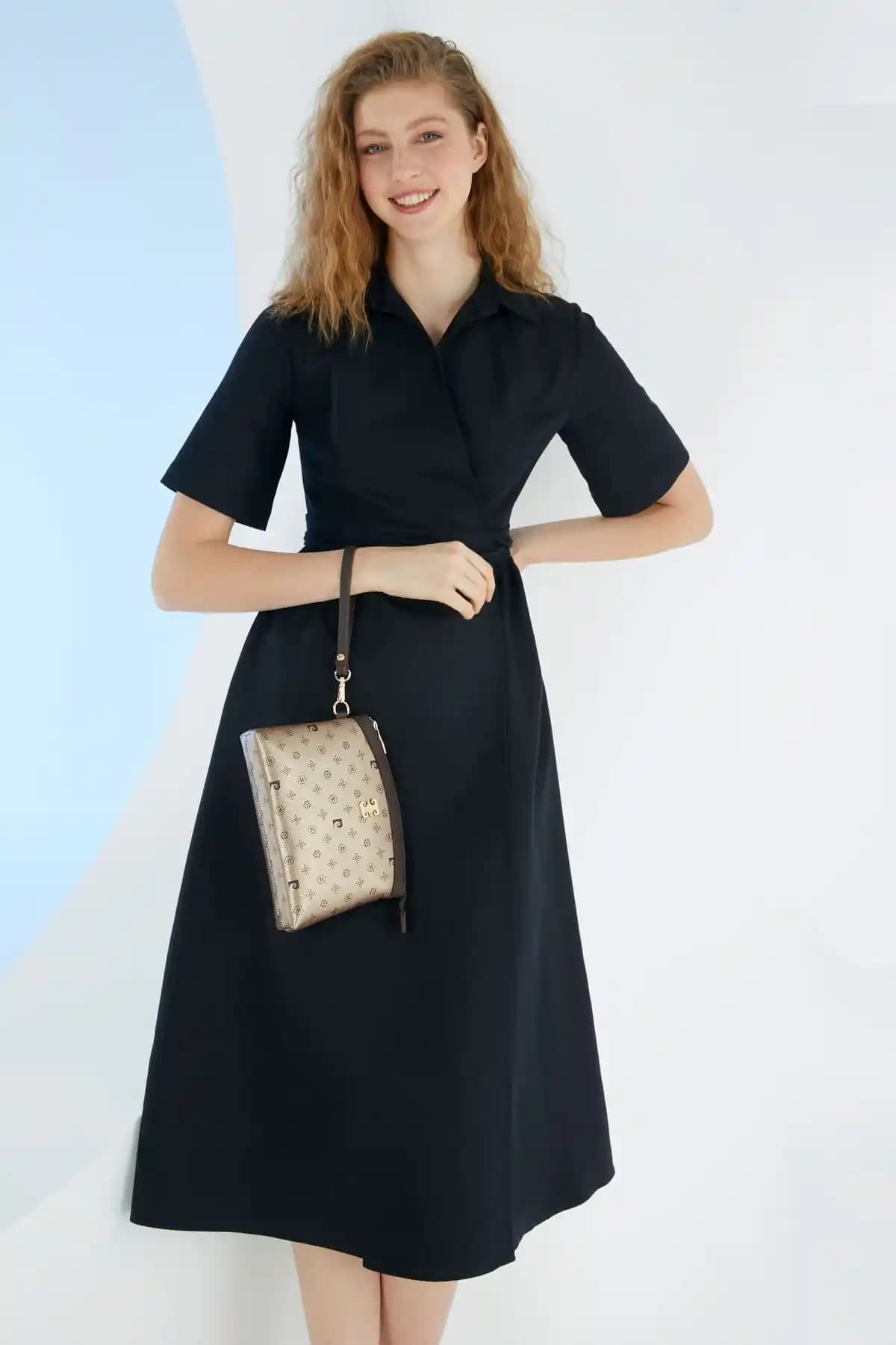 Pierre Cardin Altın Monogram Kadın Portföy ve Clutch Çanta Şıklık ve Fonksiyonellik Bir Arada